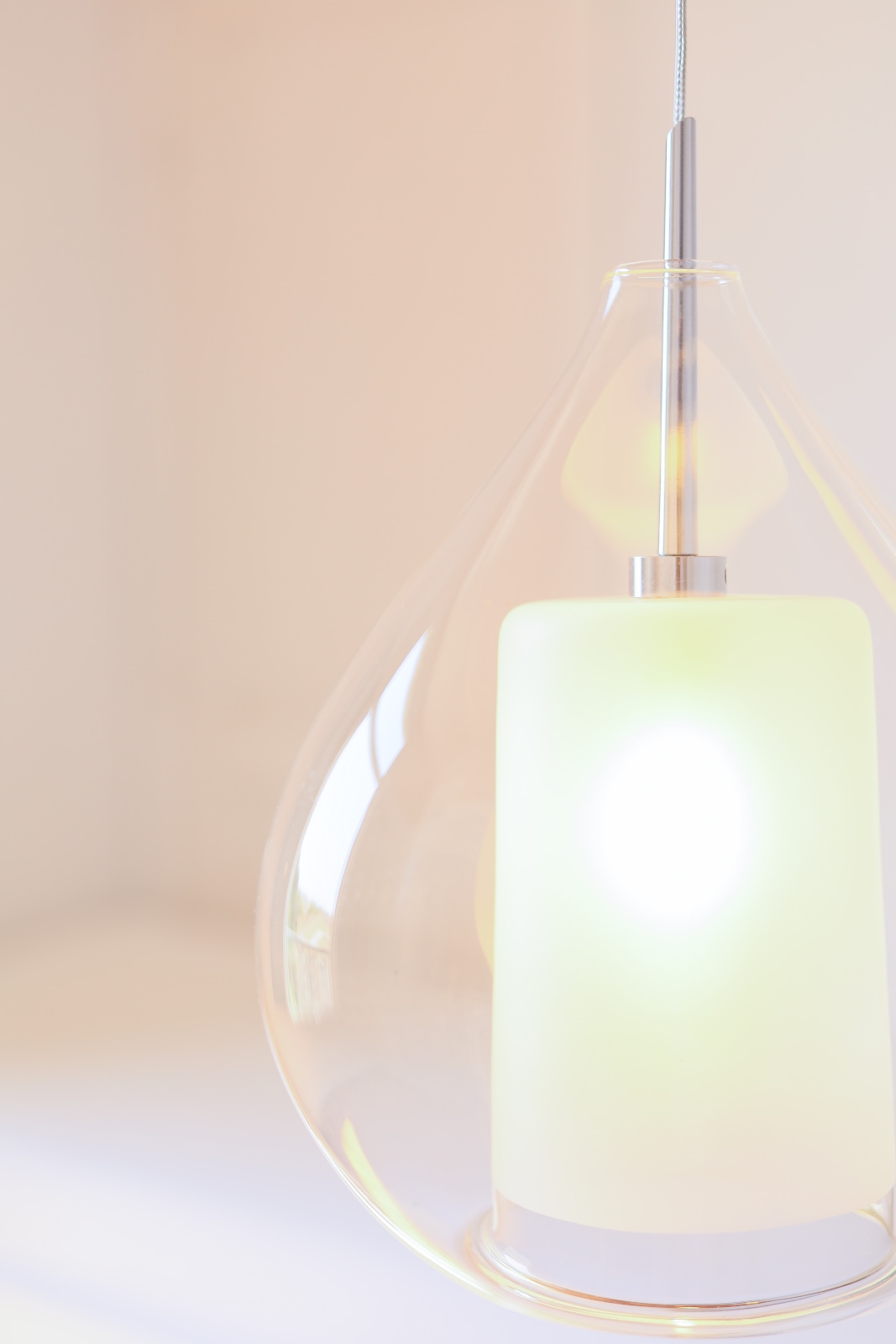 Bild 3: Die Hängelampe mit klarem Glas, großes Modell, eingeschaltet Schöne Pendelleuchte CIRCÉ, klar oder opalweiß: Die Hängelampe mit klarem Glas, großes Modell, eingeschaltet