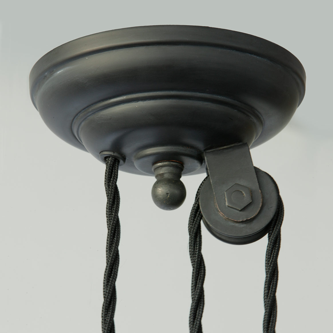 Bild 12: Deckenteil mit Umlenkrolle, Bleigrau Rustikale Pendelleuchte aus Holland, verstellbar mit Gegengewicht: Deckenteil mit Umlenkrolle, Bleigrau