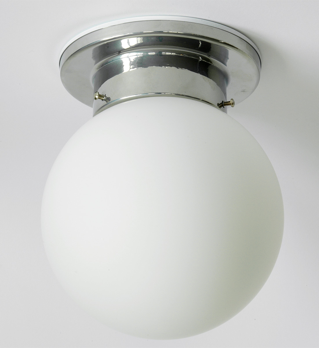 Funktionale Kugel-Deckenlampe für Bad und Diele GLOBO, Ø 20/25/30 cm: Kugel-Deckenlampe, abgedichtete Version mit Deckenplatte (kleines Modell Ø 20 cm)