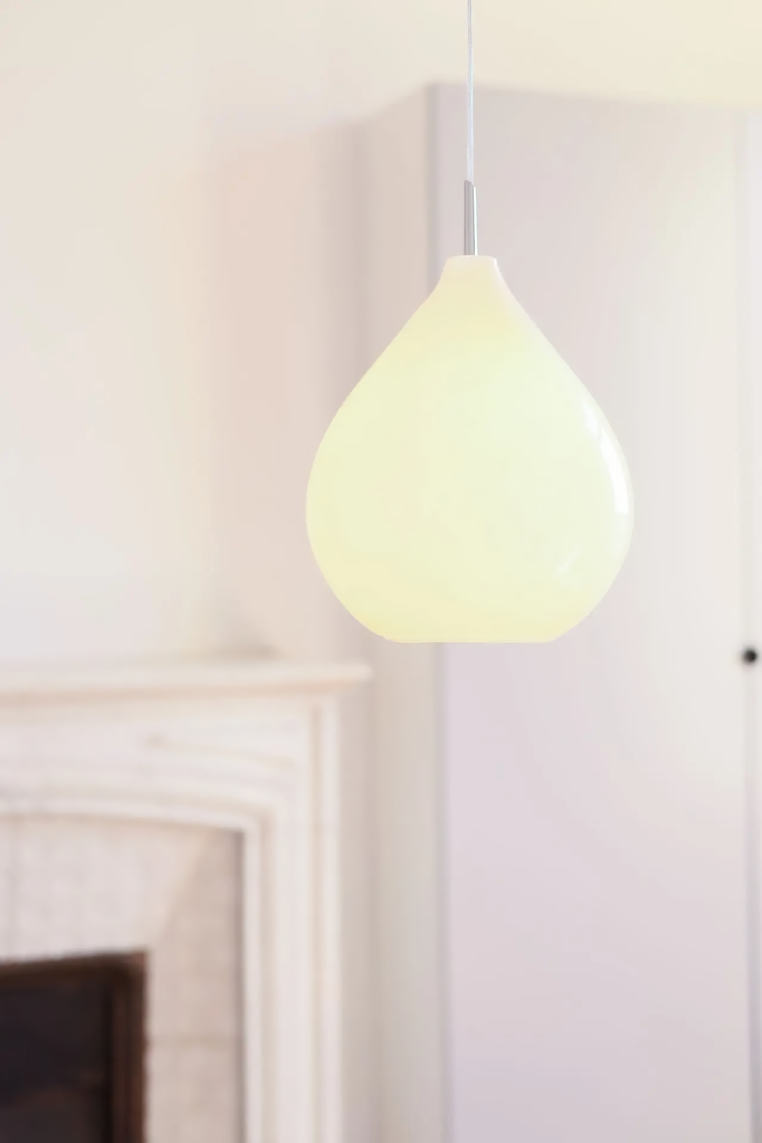 Bild 4: Das Modell mit opalenem Glas im eingeschalteten Zustand Schöne Pendelleuchte CIRCÉ, klar oder opalweiß: Das Modell mit opalenem Glas im eingeschalteten Zustand