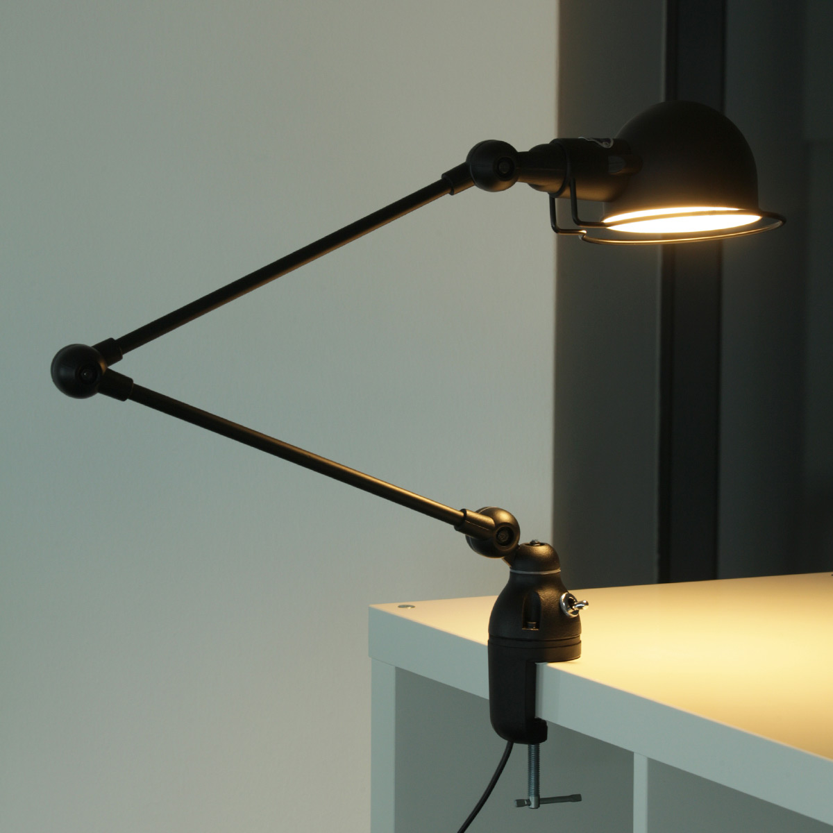 Klemm-Lampe SIGNAL für Tischplatten und Regale: Jieldé Klemmleuchte SI332, Modell 2, Graphitschwarz (RAL 9011) matt