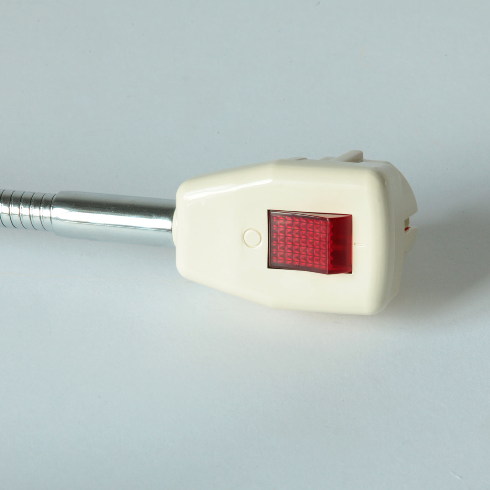 Steckerleuchte GLÜHWÜRMCHEN CHROM mit Alu-Kegel-Reflektor, Bild 4 Steckerleuchte GLÜHWÜRMCHEN CHROM mit Alu-Kegel-Reflektor, Bild 4