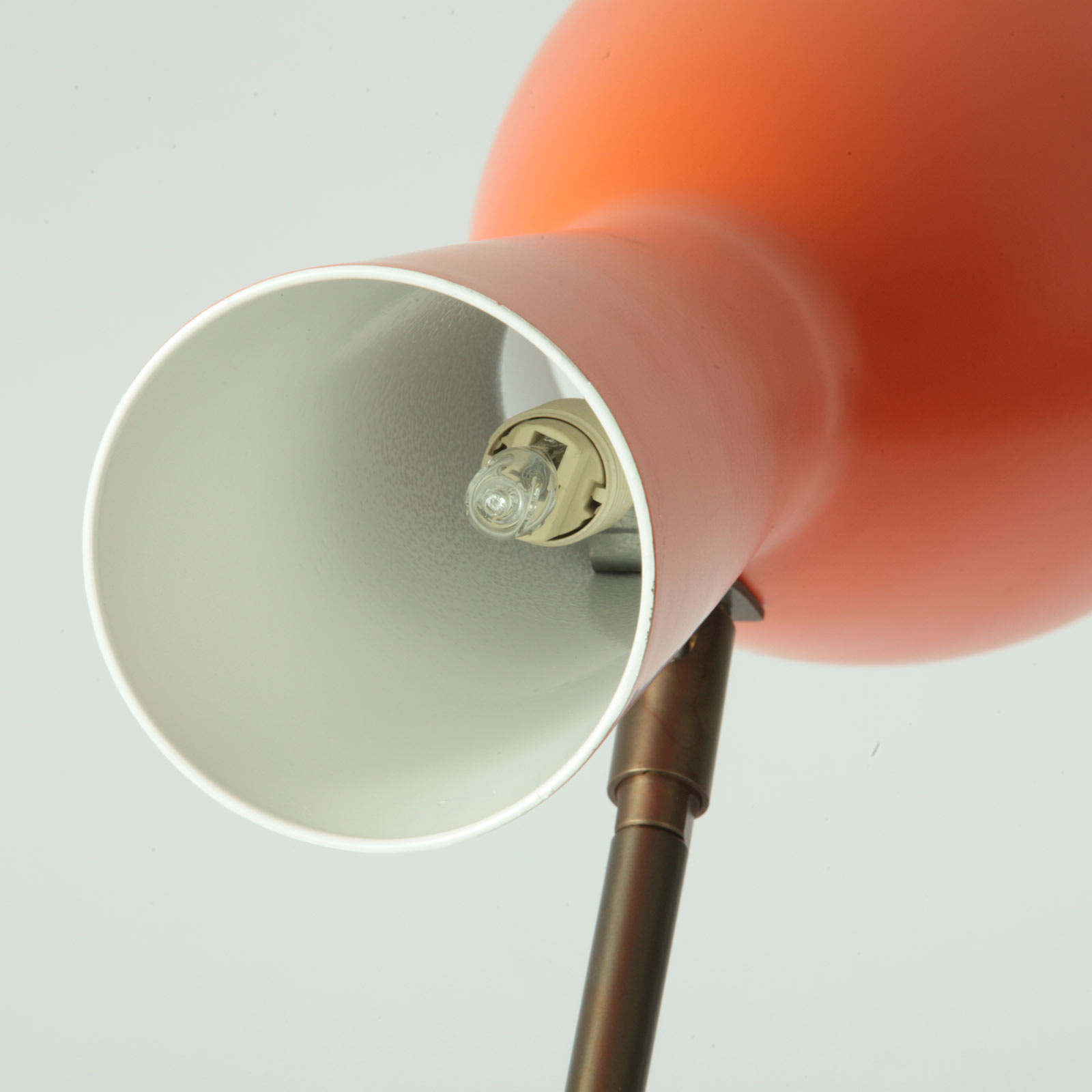 Bild 8: Nach oben mit G9-Fassung (hier Schirm RAL 2004 Reinorange, innen weiß) Italienische Mid Century-Wandleuchte mit Messing-Gelenkarm: Nach oben mit G9-Fassung (hier Schirm RAL 2004 Reinorange, innen weiß)