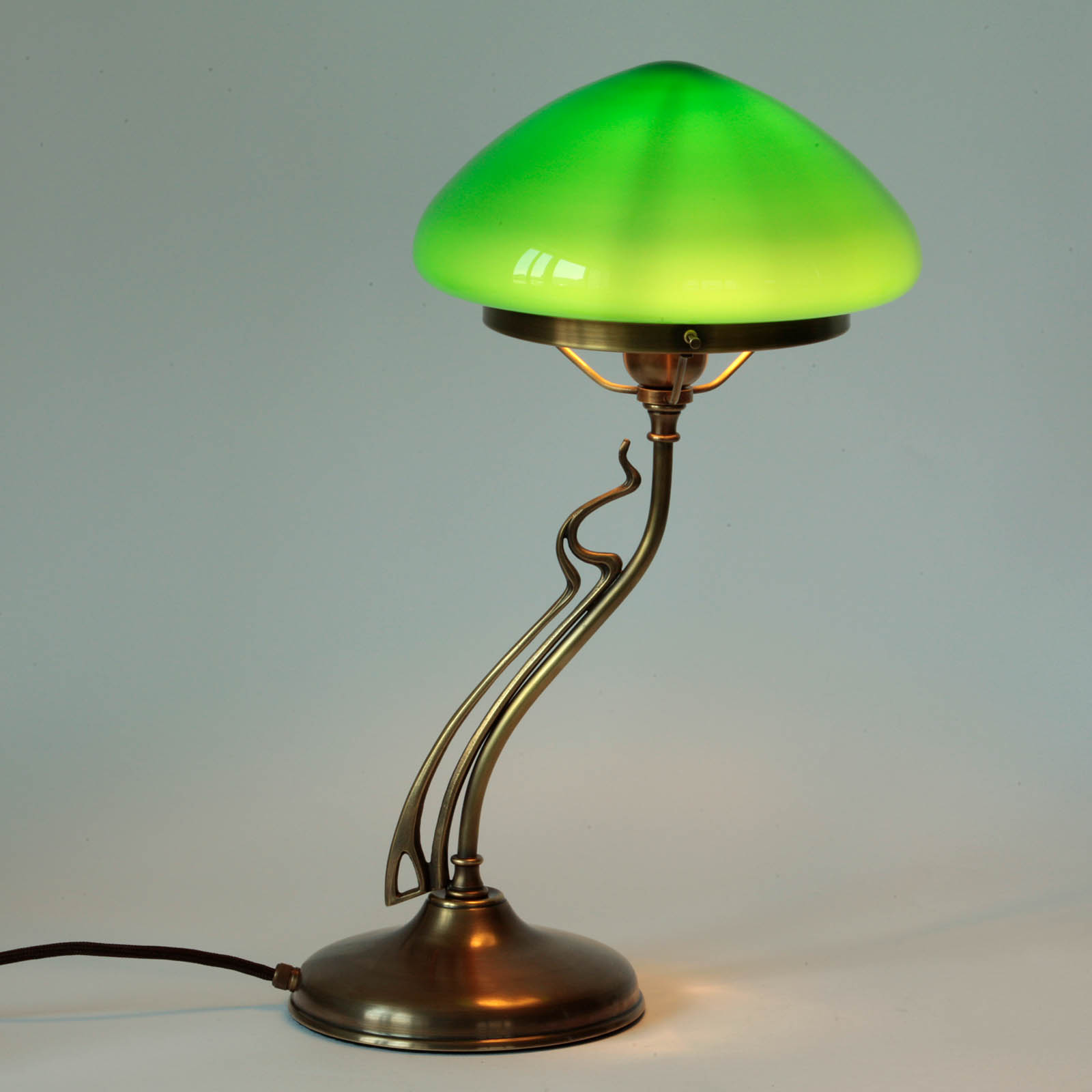Art Nouveau "Mushroom" Table Lamp with Curved Brass Frame: Abgebildet in antik handpatiniert (Altmessing) und smaragdgrünem Glas