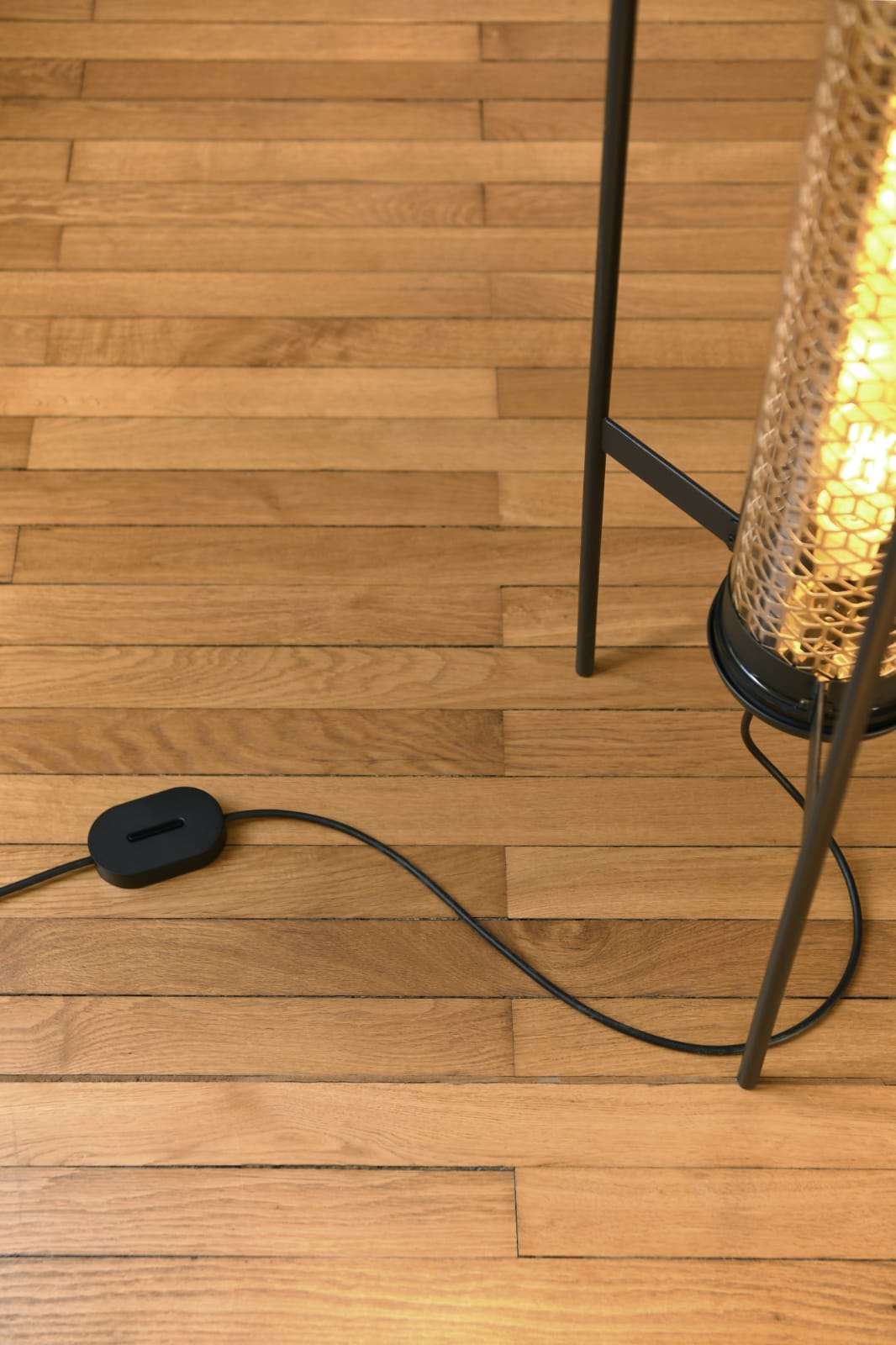 Fig. 9: Der Kabeldimmer VENDÔME FLOOR Design Floor Light with Golden Perforated Grid: Der Kabeldimmer