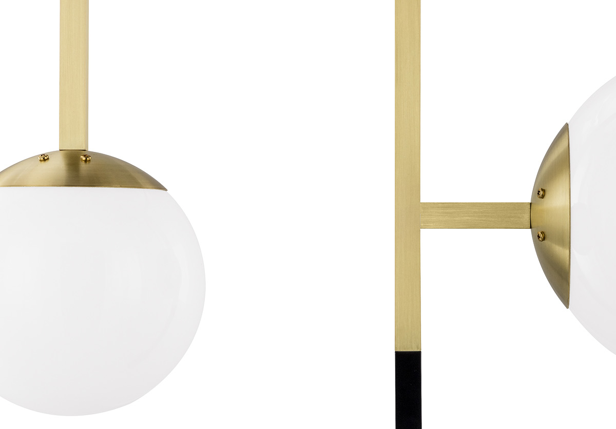Moderner Art déco-Kugel-Leuchter mit Downlight-Spot: Geometrisches Design aus satiniertem Messing und opalen Glas-Kugeln, handgefertigt in der schwedischen Manufaktur