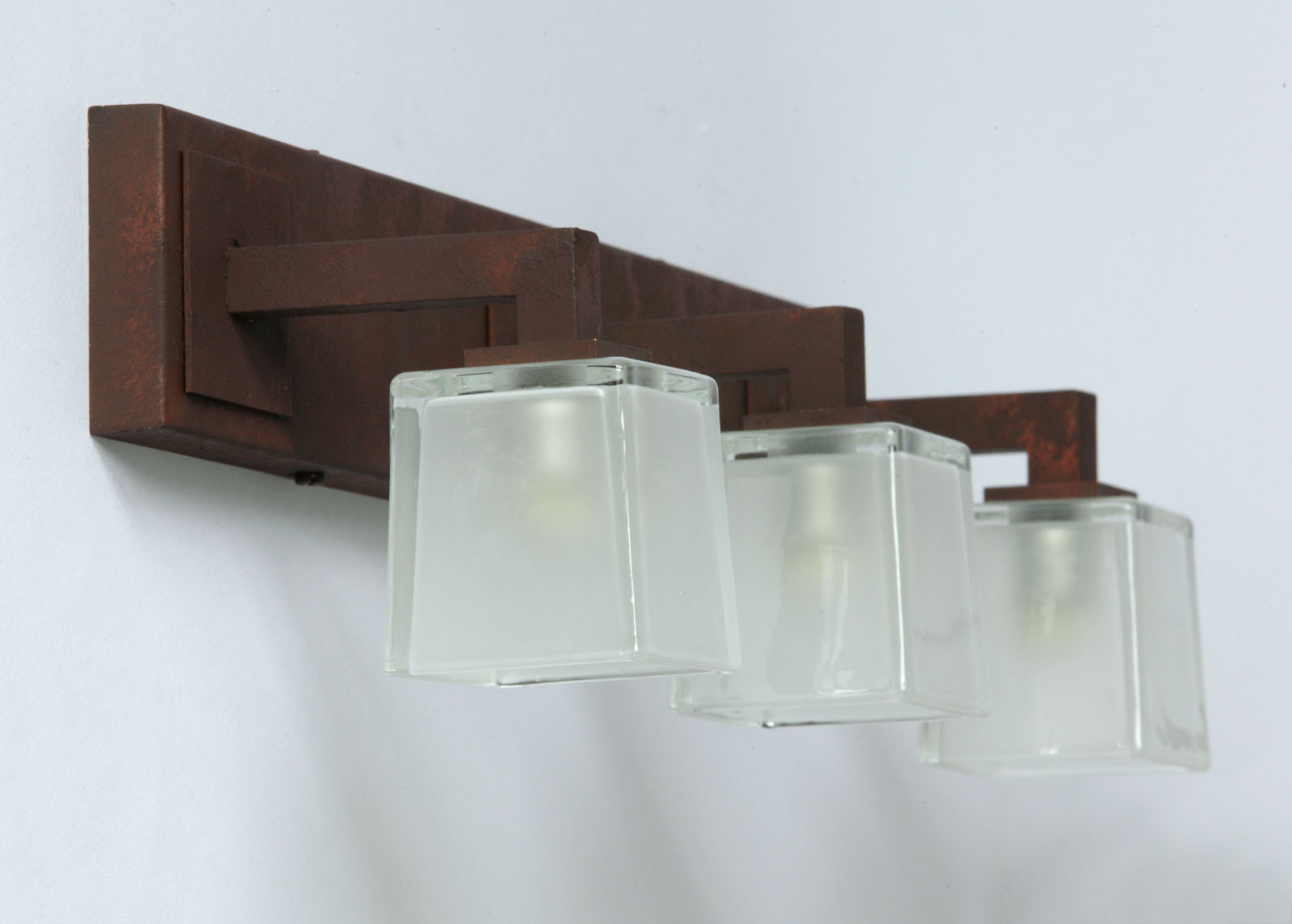 Bild 3: Die Wandleuchte mit drei Glasschirmchen, hier in Oberfläche „Edelrost“ Dreifach-Wandleuchte mit eckigen Glasschirmchen NOLE 3: Die Wandleuchte mit drei Glasschirmchen, hier in Oberfläche „Edelrost“