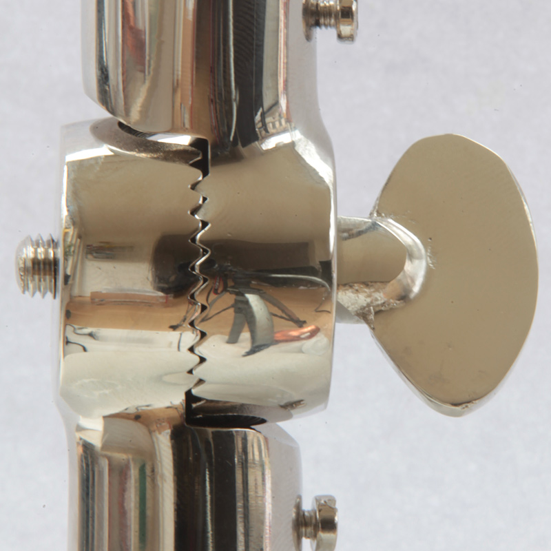 HAMBURG Stehlampe mit asymmetrischem Kegelschirm: Das Zahngelenk in Messing vernickelt