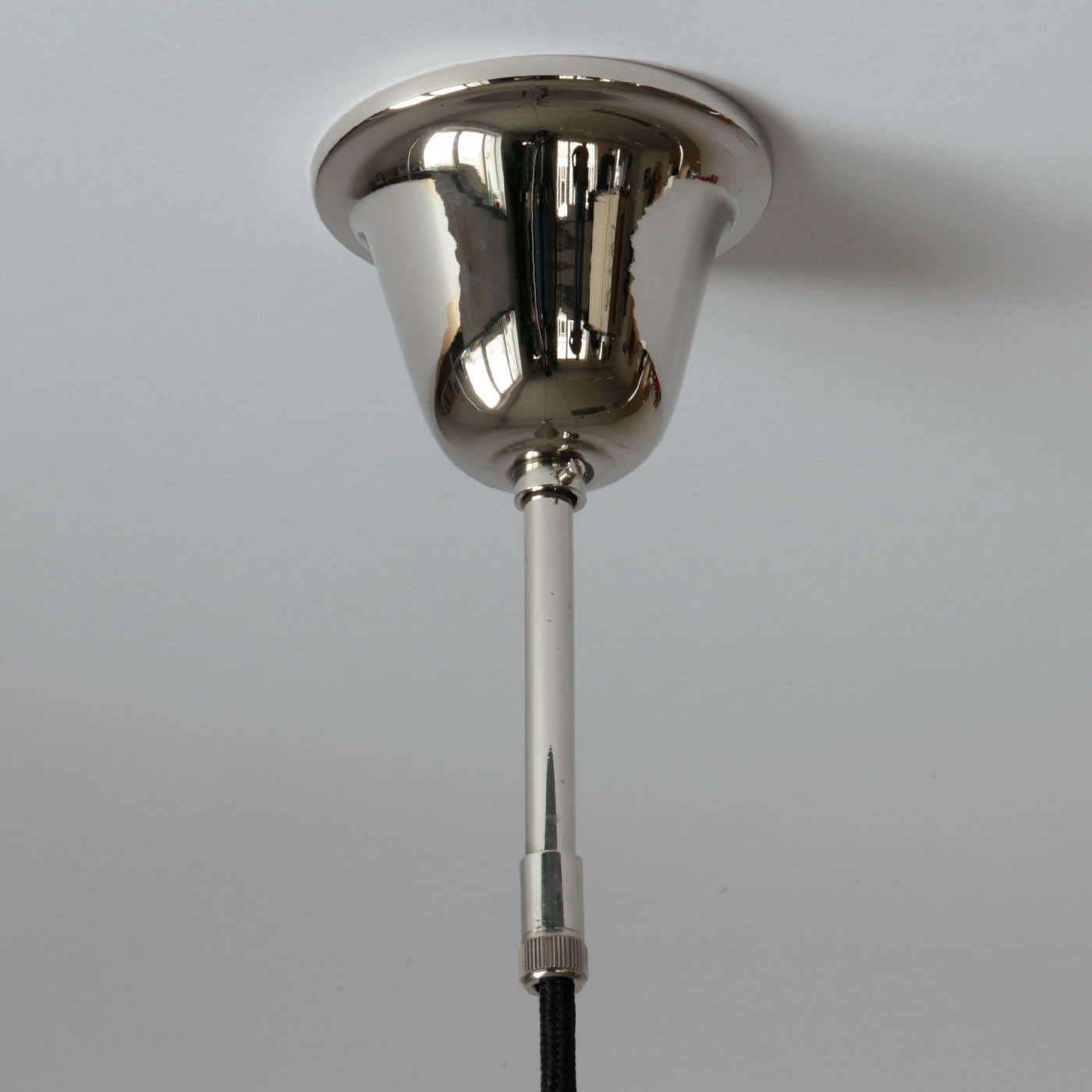 Nostalgische Pendelleuchte mit Glocken-Schirm aus Opalglas: Baldachin in der Messing-Oberfläche „Nickel glänzend“