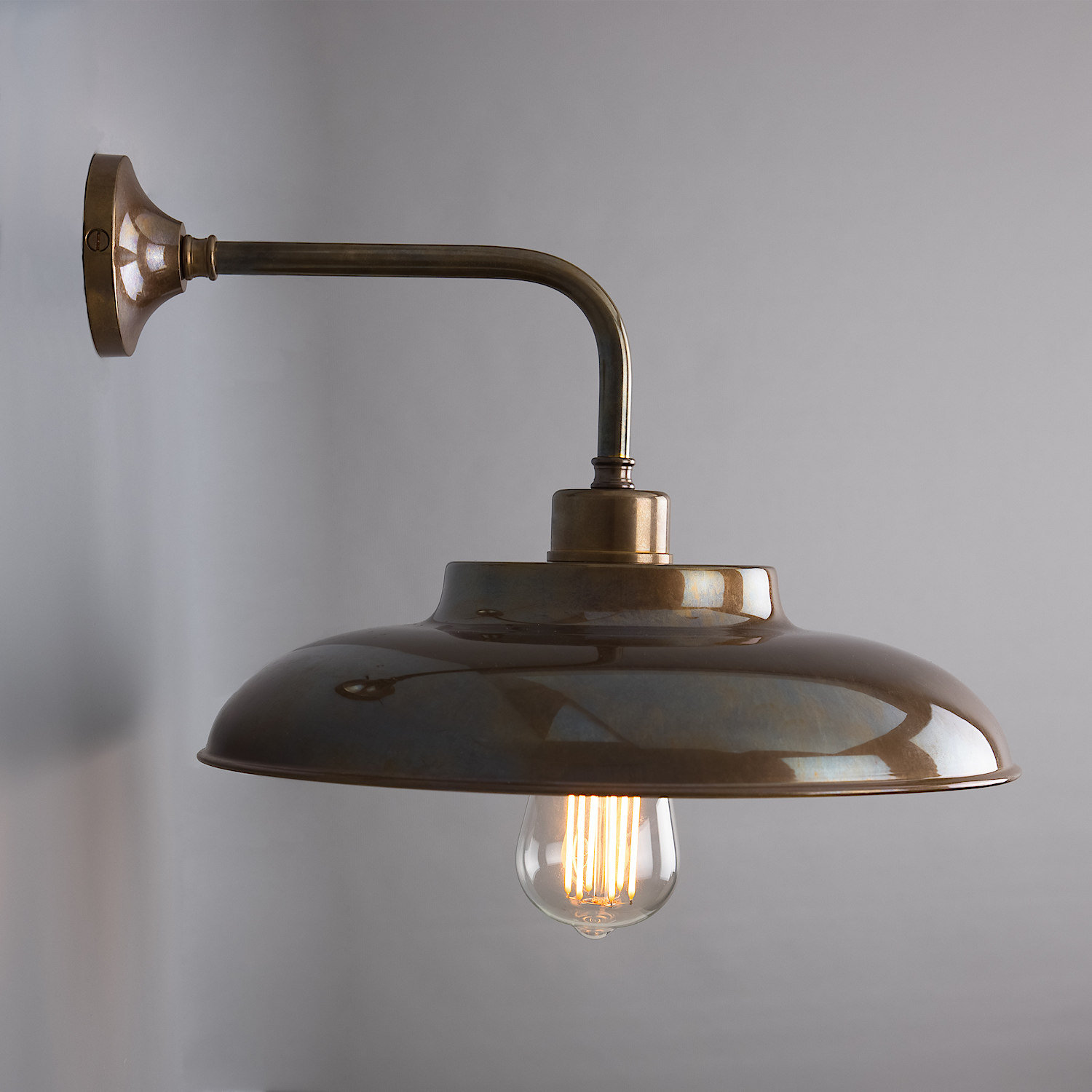 Industrial Wall Sconce With Flat Brass Shade: Alt-Messing patiniert