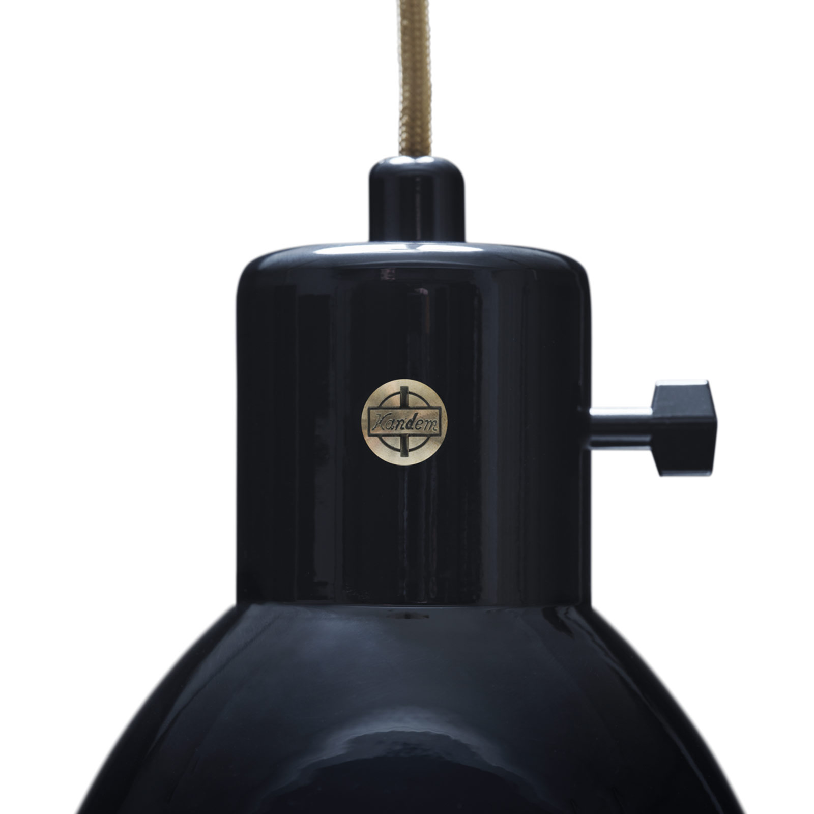 Kleine Bauhaus-Pendelleuchte Kandem Modell 564: Mit dem charaktistischen Dreh-Schalter am Fassungs-Dom kann die Leucht mit einem „Klack“ ein- und ausgeschaltet werden