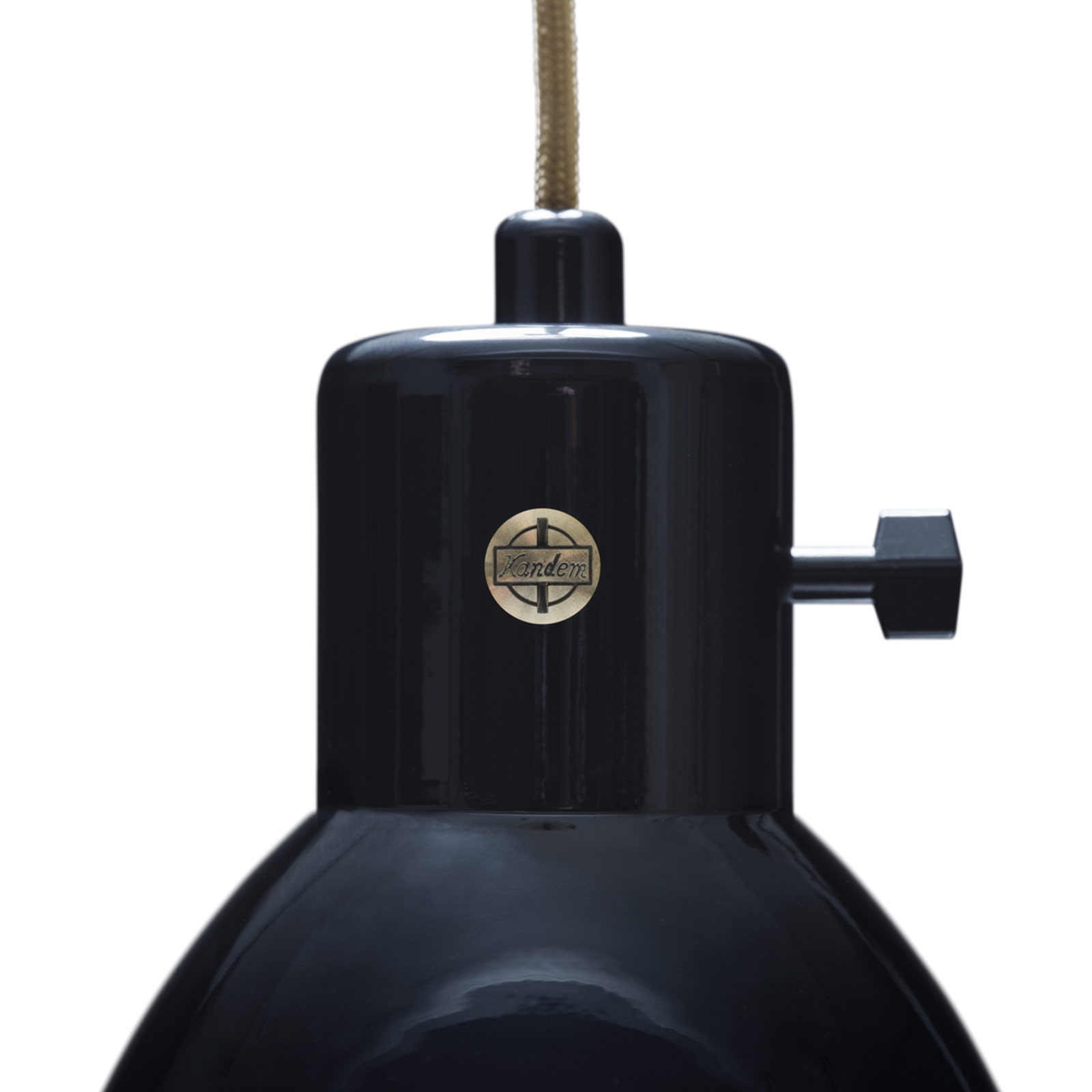 Fig. 4: Mit dem charaktistischen Dreh-Schalter am Fassungs-Dom kann die Leucht mit einem „Klack“ ein- und ausgeschaltet werden Small Bauhaus Design Pendant Light Kandem Model 564: Mit dem charaktistischen Dreh-Schalter am Fassungs-Dom kann die Leucht mit einem „Klack“ ein- und ausgeschaltet werden