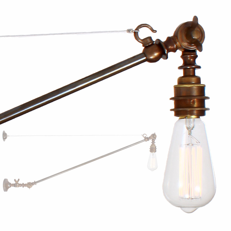 Urige, ausladende Kran-Lampe mit Edisonbirne: Kran-Lampe mit langem Ausleger und Edison-Birne, Ausführung Altmessing patiniert