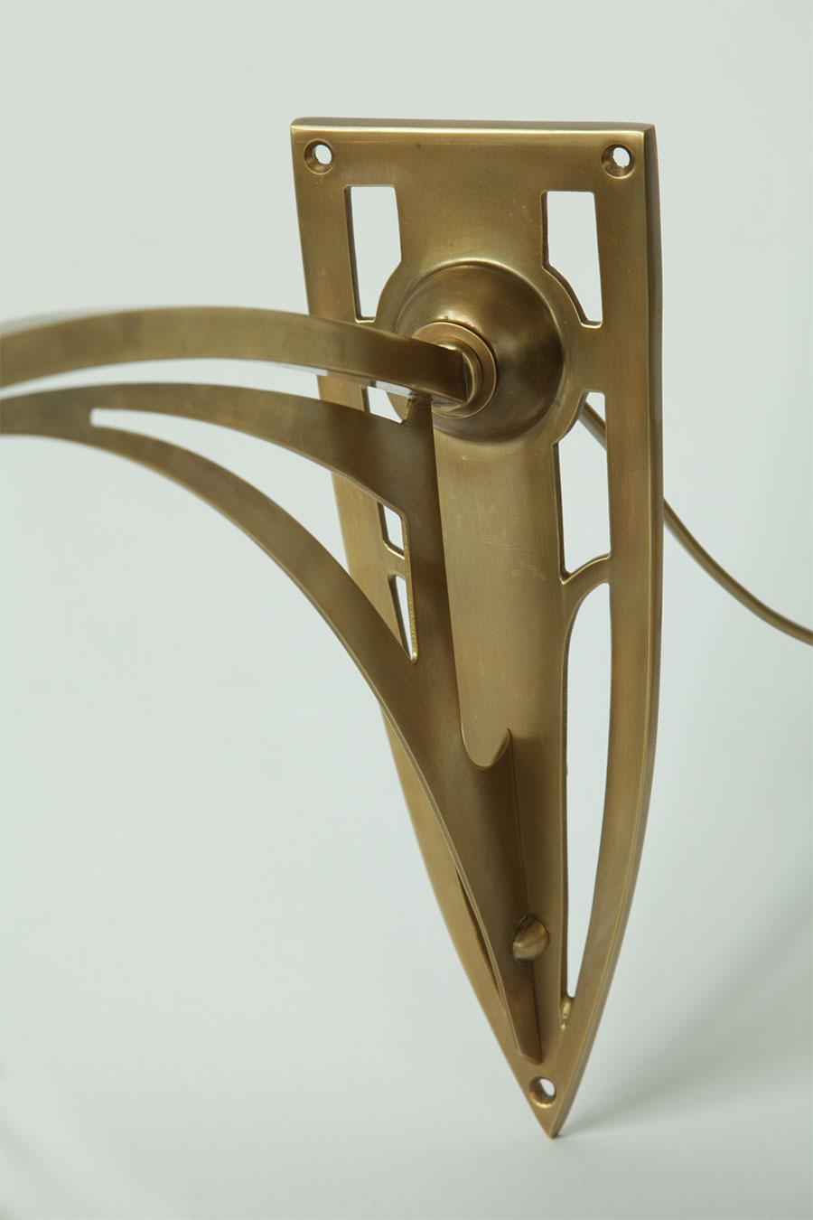 Elegante Art Nouveau-Wandleuchte mit Kegelglas: Messing antik patiniert (Altmessing)