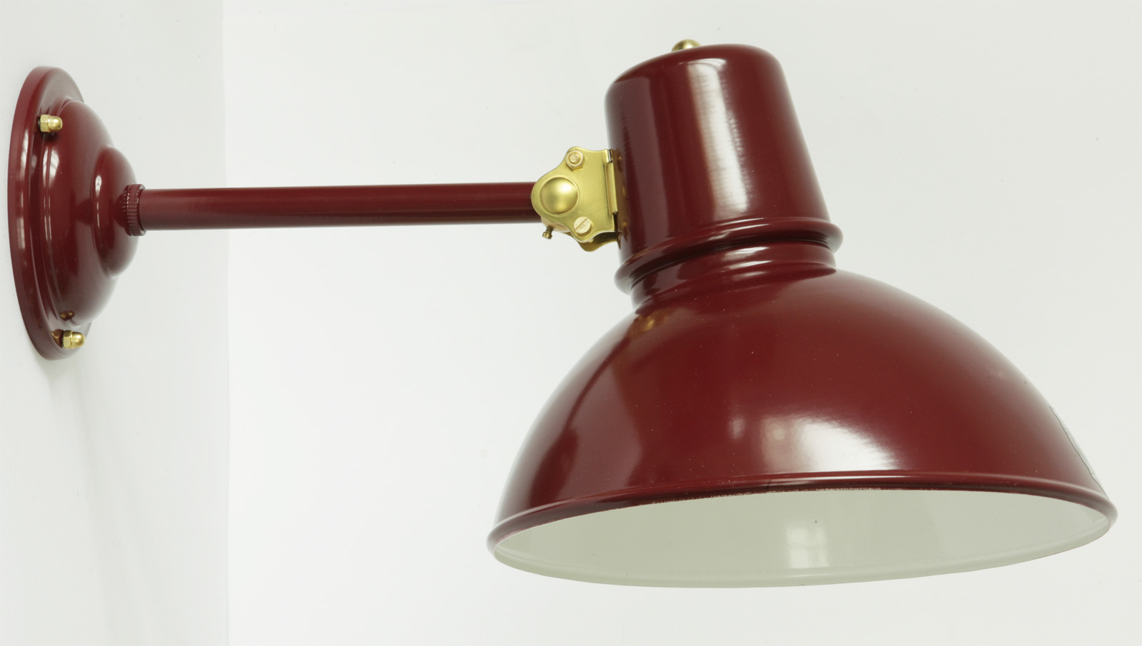 Bild 15: Abgebildet in Weinrot RAL 3005 mit Messinggelenk FRANKFURT Wandleuchte im Bauhaus-Stil: Abgebildet in Weinrot RAL 3005 mit Messinggelenk