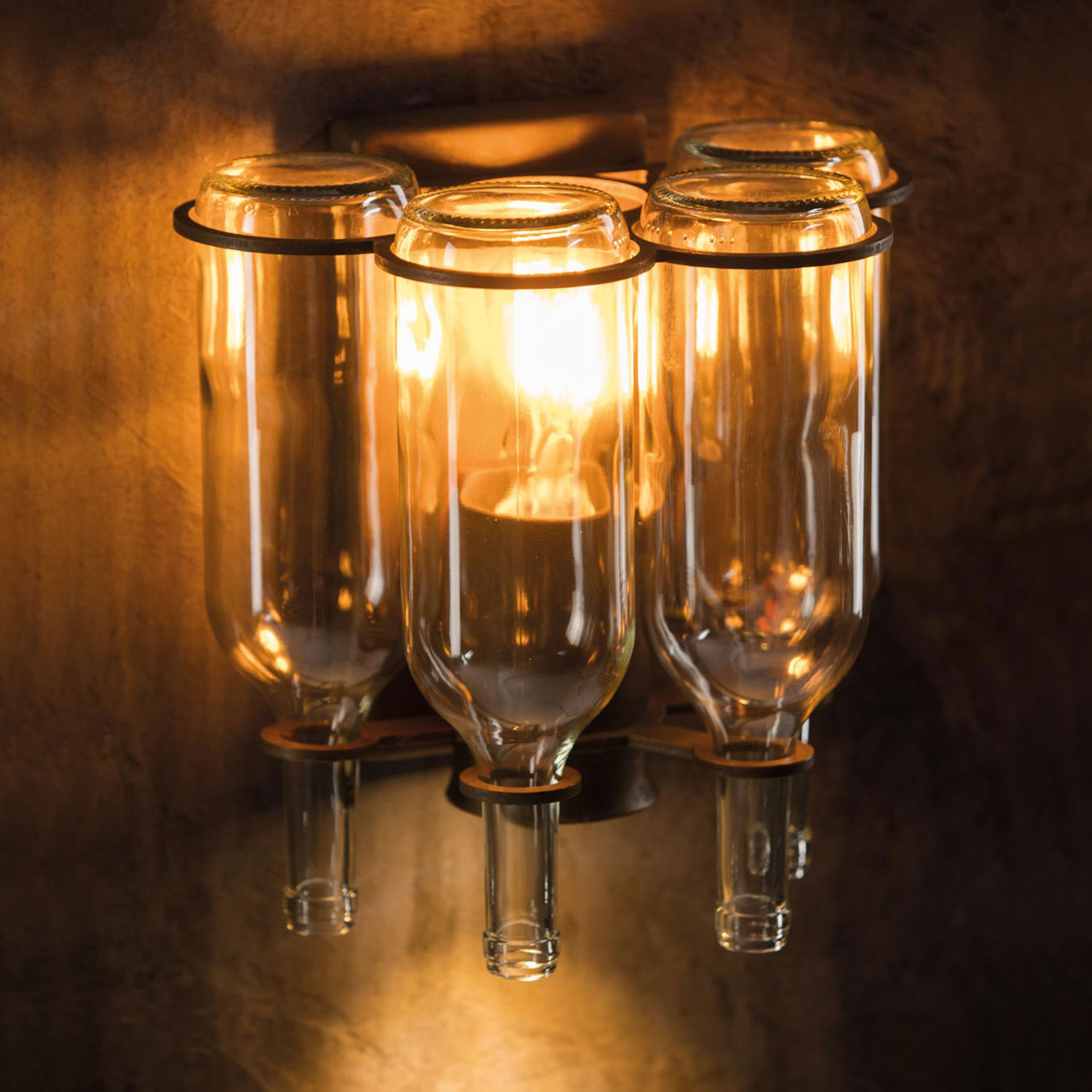 Urige Wandleuchte mit Glasflaschen und Downlight-Spot WL3651: Urige Flaschen-Wandlampe: stimmungsvolles Licht gestreut durch vier Glasflaschen (Lackierung: „Taverna“)