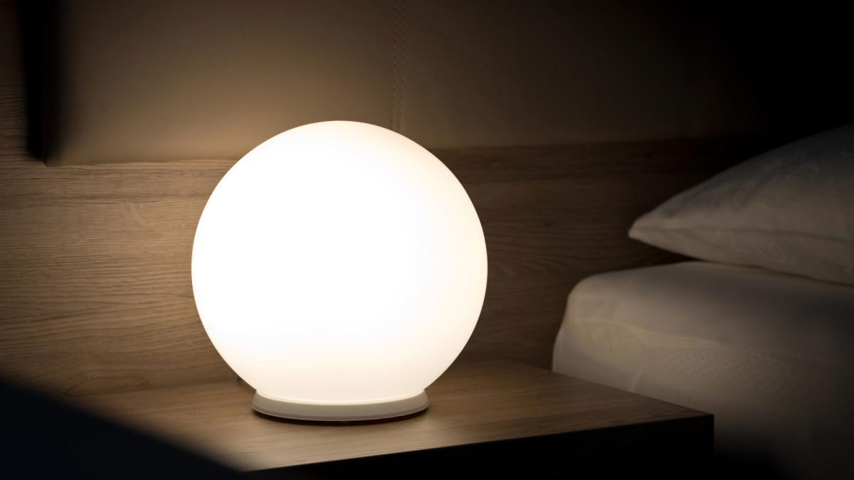 Kugel-Tischleuchte BINA aus Opalglas, Ø 20–30 cm: Die Kugel-Tischleuchte macht sich gut als Nachttischlampe am Bett