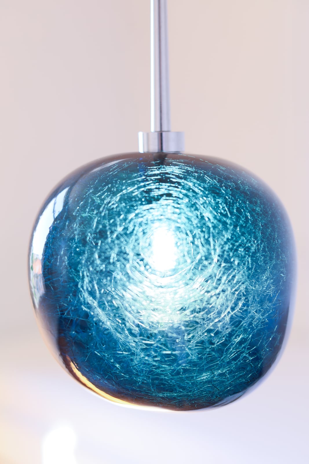 Bild 2: Das nachtblaue Modell (Modellgröße 2, 135 mm) Kleine Hängeleuchte GALET mit bunter Glaskugel, drei Farben: Das nachtblaue Modell (Modellgröße 2, 135 mm)