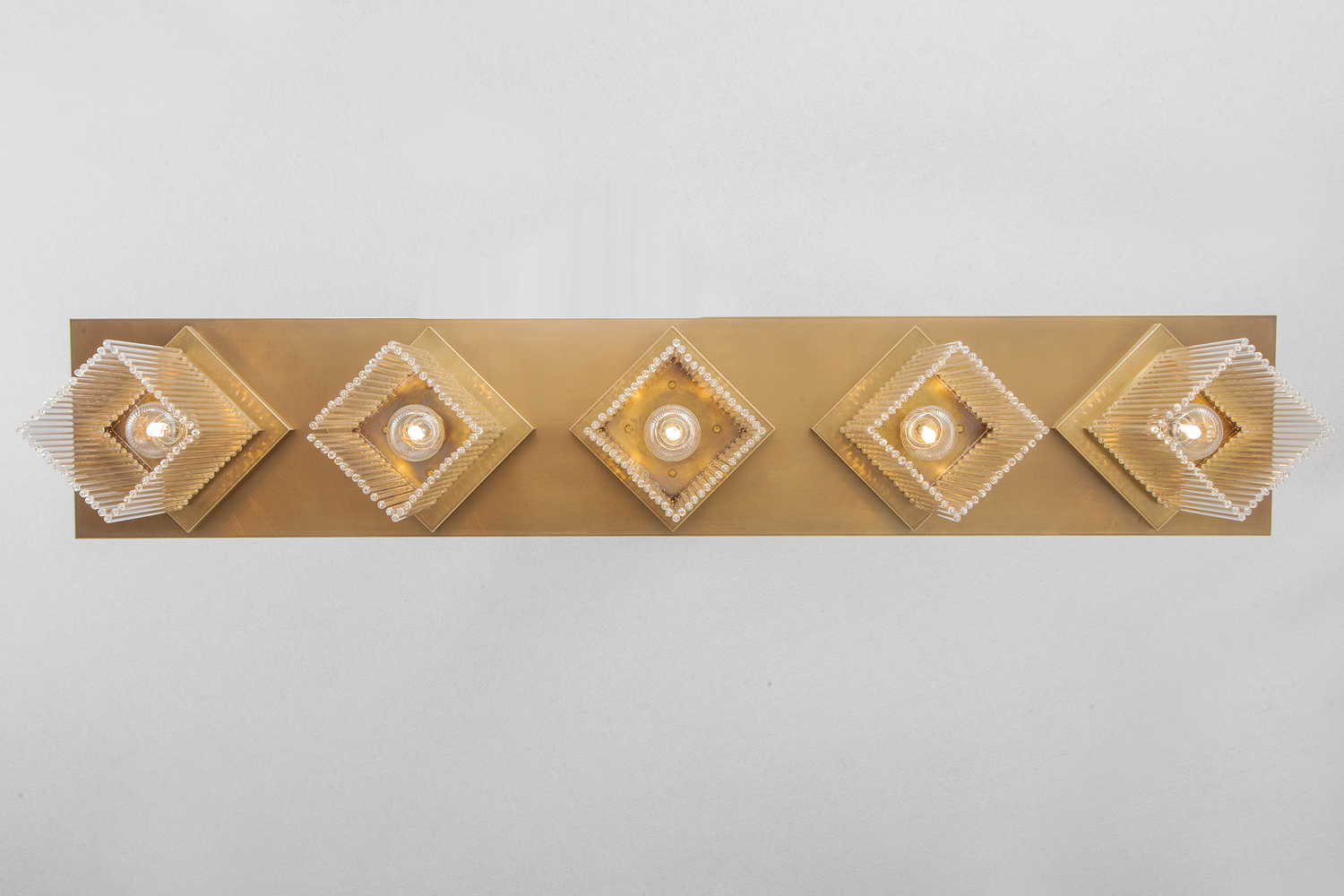 Lange Hängeleuchte mit fünf Kristall-Brennstellen MONAC: Die diagonale Variante in „Messing antik patiniert“