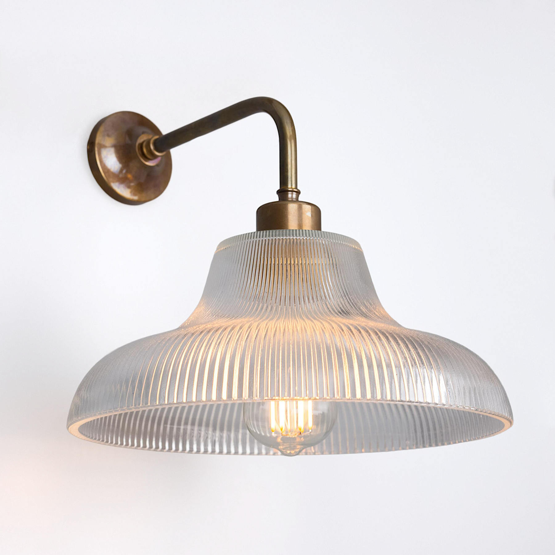Nostalgic „Railway“ wall sconce with prismatic glass shade