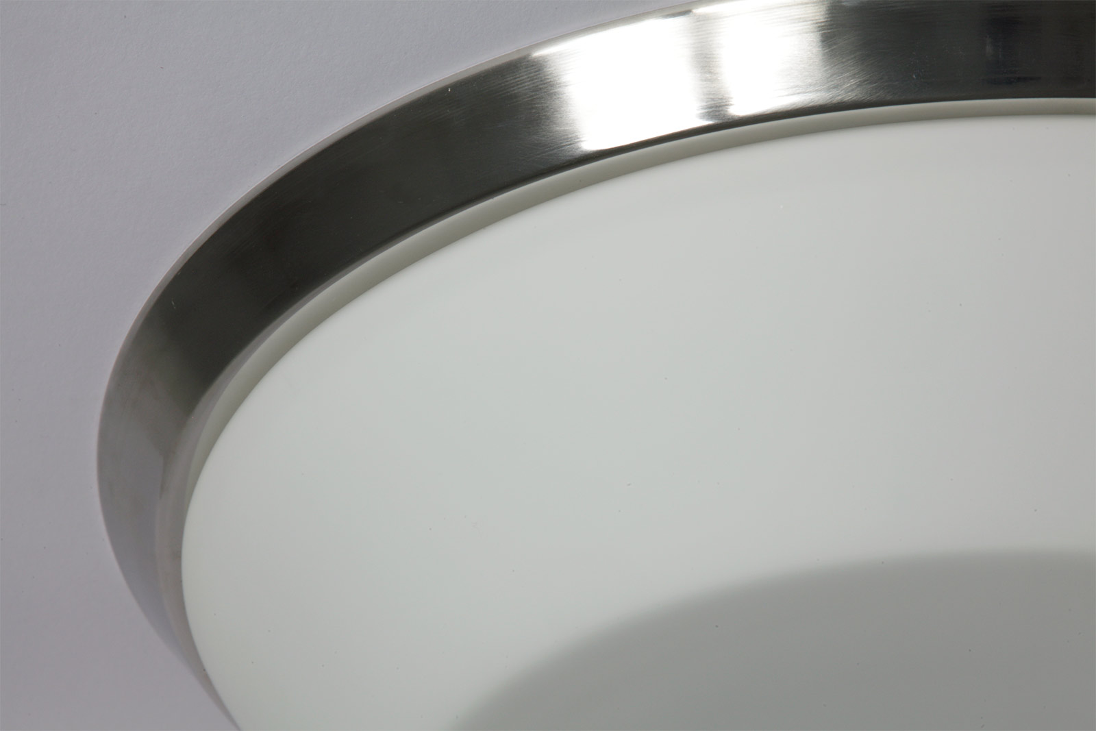 Opalglas-Deckenleuchte CARA mit Zierring-Blende, Ø 24–53 cm: Ring Edelstahl poliert, (Größe L)