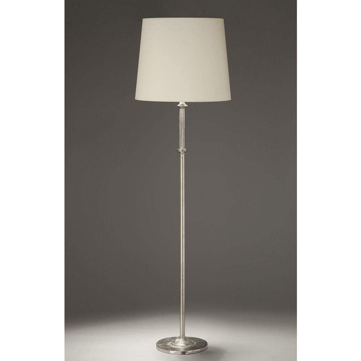 Stehleuchte OSCAR mit Bronze-Standfuß und Stoffschirm Stehleuchte OSCAR mit Bronze-Standfuß und Stoffschirm