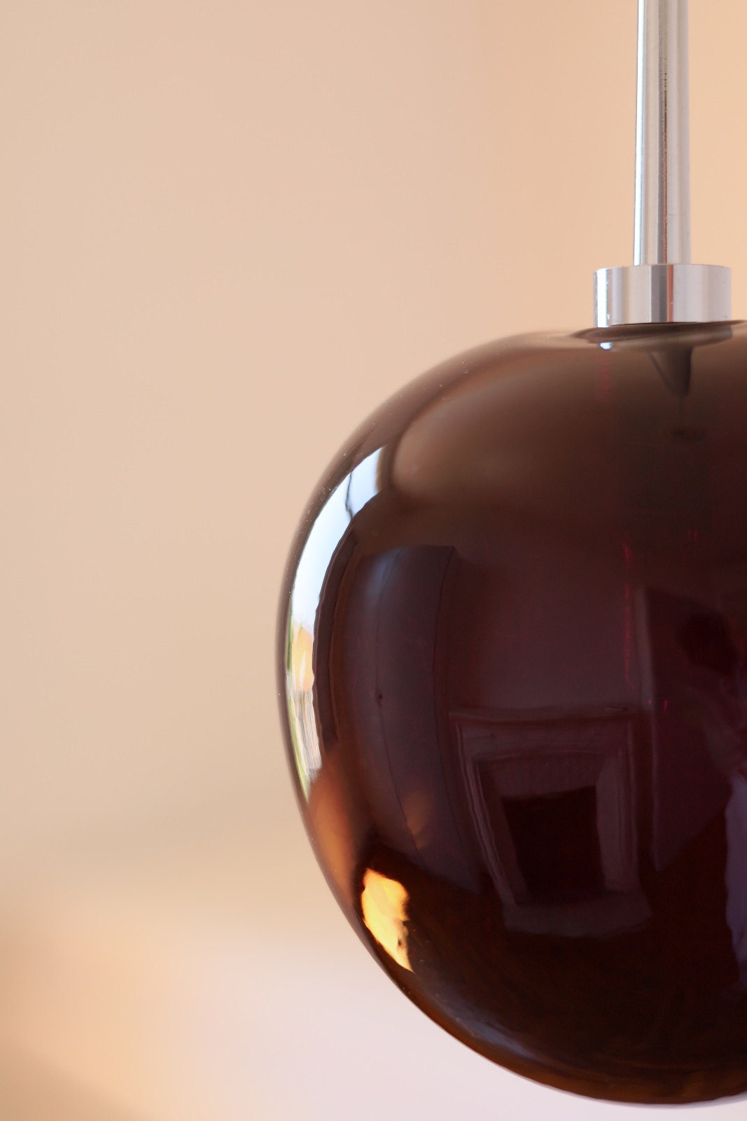 Kleine Hängeleuchte GALET mit bunter Glaskugel, drei Farben, Bild 4 Kleine Hängeleuchte GALET mit bunter Glaskugel, drei Farben, Bild 4