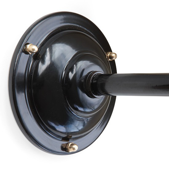 Bild 12: Die gewellte Nostalgie-Rosette wird mit Messing-Kappenmuttern an der Wandplatte befestigt FRANKFURT Wandleuchte im Bauhaus-Stil: Die gewellte Nostalgie-Rosette wird mit Messing-Kappenmuttern an der Wandplatte befestigt