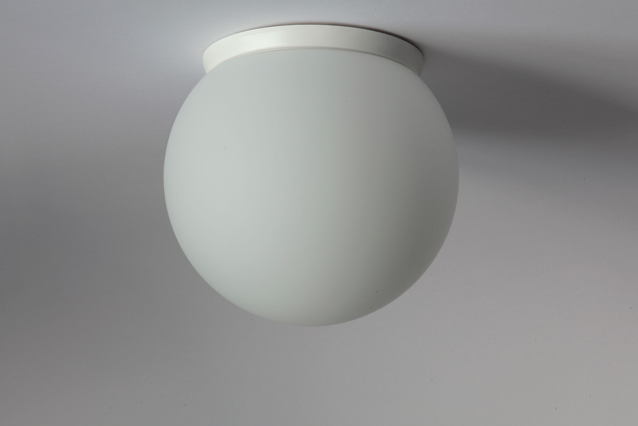 Bild 2: Schlichte, kleine Kugel-Deckenleuchte, Ø 20 cm, weißer Sockel Schlichte Kugel-Deckenleuchte aus Opalglas SPHERA, IP65, Ø 20–40 cm: Schlichte, kleine Kugel-Deckenleuchte, Ø 20 cm, weißer Sockel