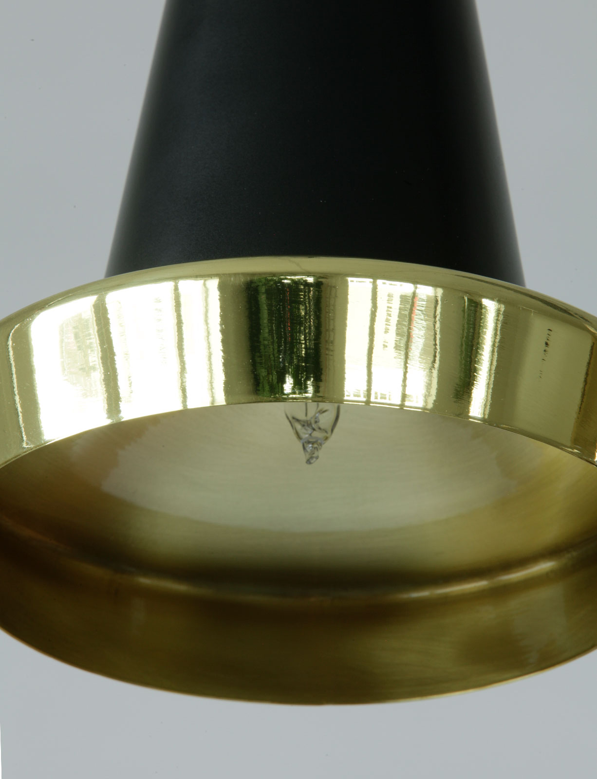 Kleine Pendelleuchten MALIBOO in Schwarz und Messing: Die Pendelleuchte hat eine G9-Fassung für Halogenlampen bis 40 Watt (oder LED-Ersatz)