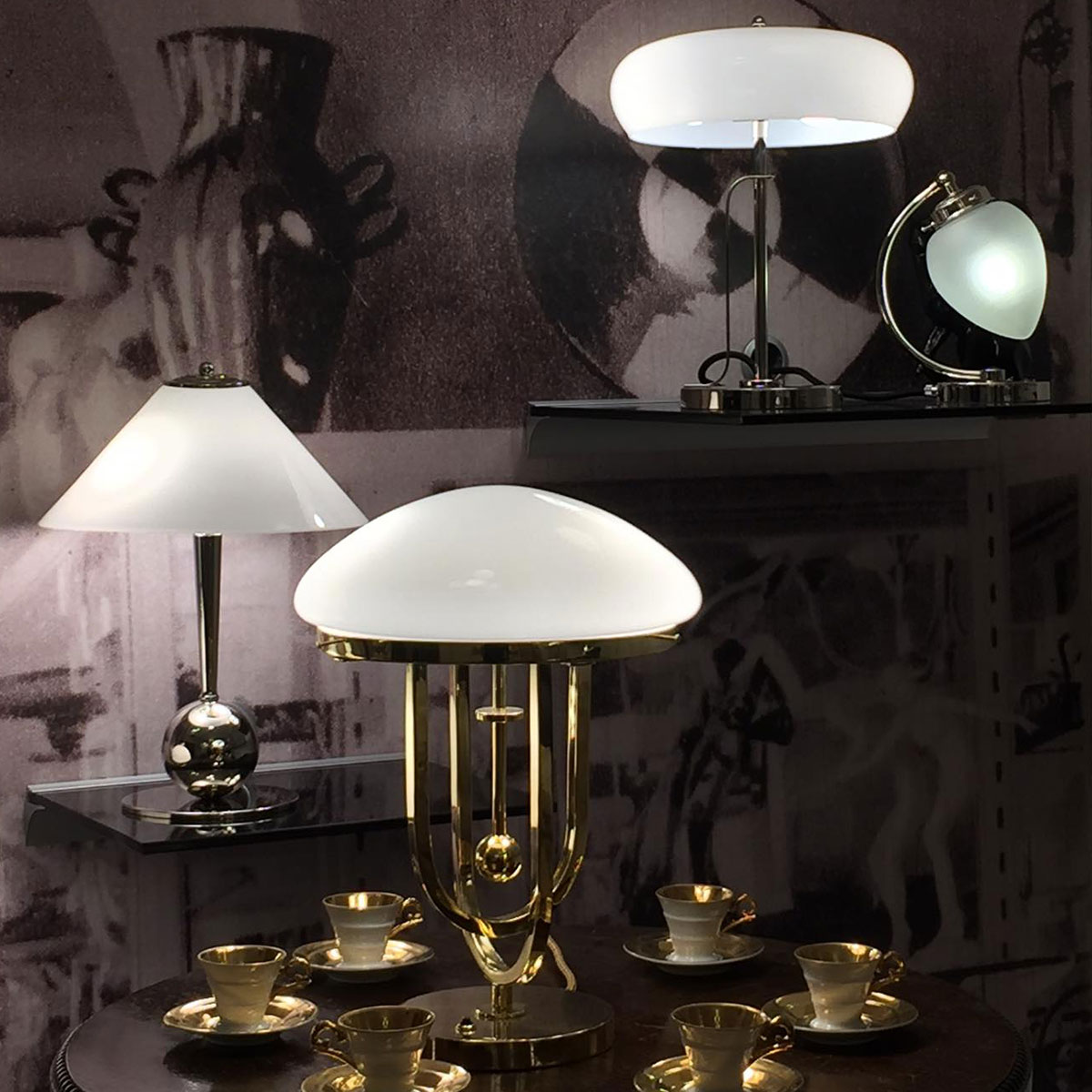 Faszinierende Art Déco-Tischleuchte aus Messing mit Opalglas-Haube: Elegante Art déco-Tischleuchten in allen Größen...