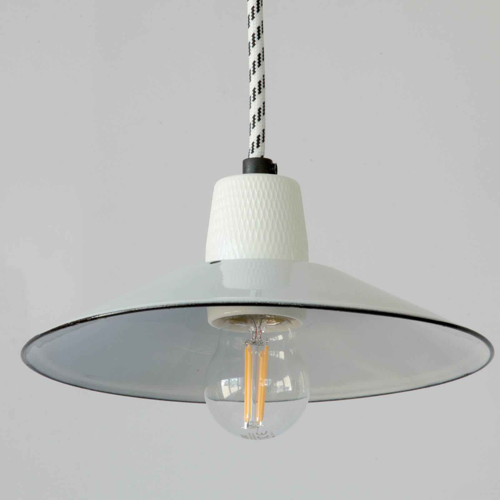 Unique Pieces with Antique Enamel Shades: Bonn Pendant Lamp 200 mm, Fig. 2 Unique Pieces with Antique Enamel Shades: Bonn Pendant Lamp 200 mm, Fig. 2