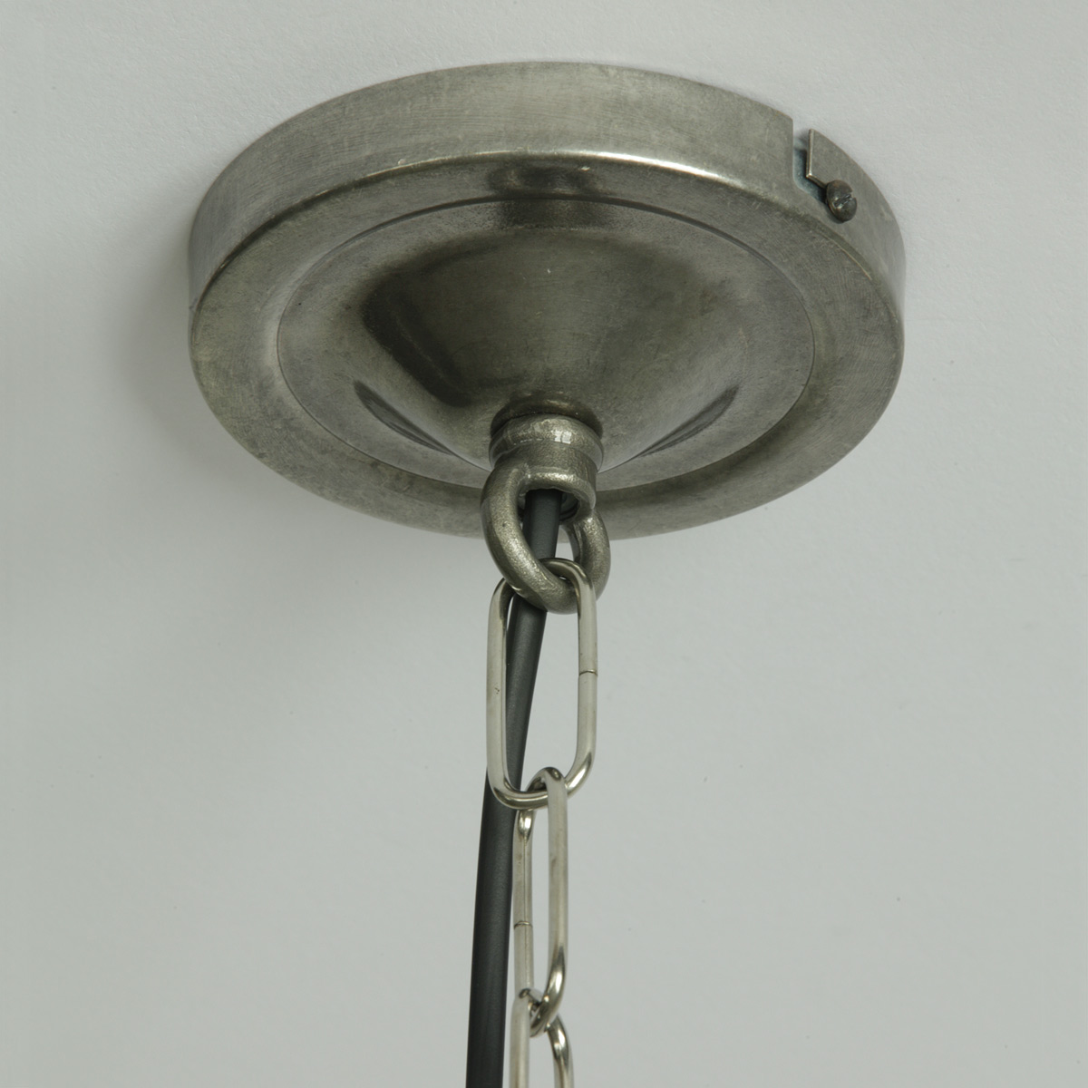 Klassische Kugel-Hängeleuchten mit opaler Glaskugel und Kette, Ø 20 – 40 cm: Deckenteil zur Kettenaufhängung, alt-silbern patiniert, Ø 10 cm