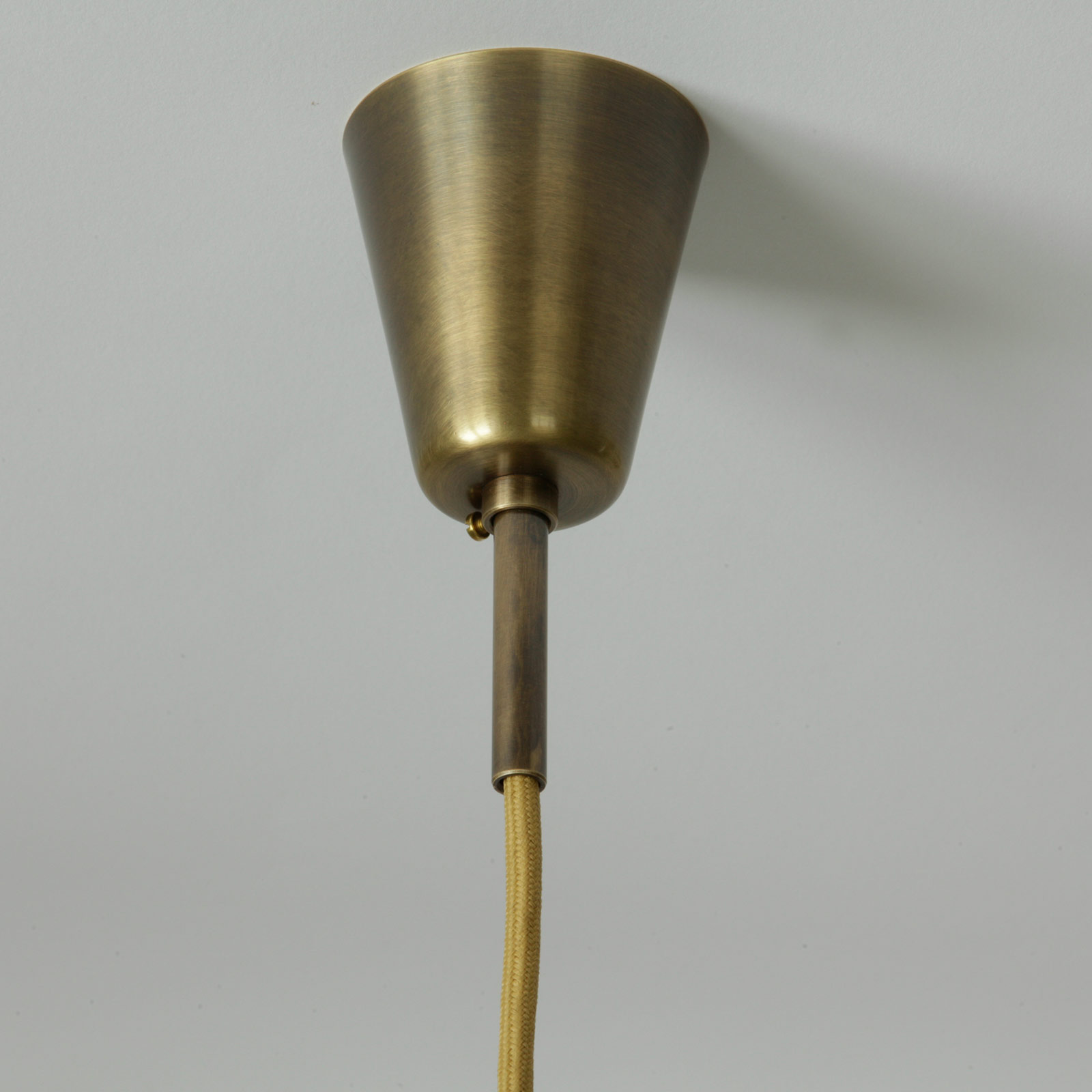Kleine Kugel-Pendelleuchte mit Schirm aus Kupfer, Messing oder Alu: Der Baldachin, hier in „Messing patiniert und lackiert“