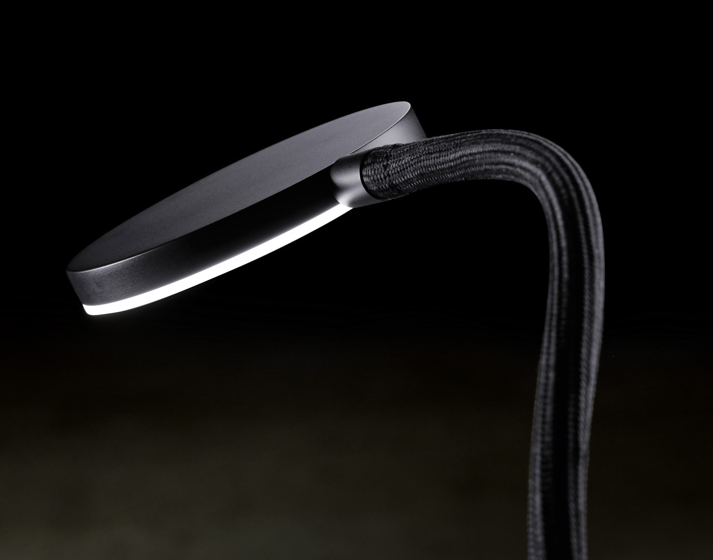 Wandleuchte FLEX W mit Flexarm, High End-LED und Drehdimmer: Hier mit schwarzer Oberfläche und schwarzem Flexarm