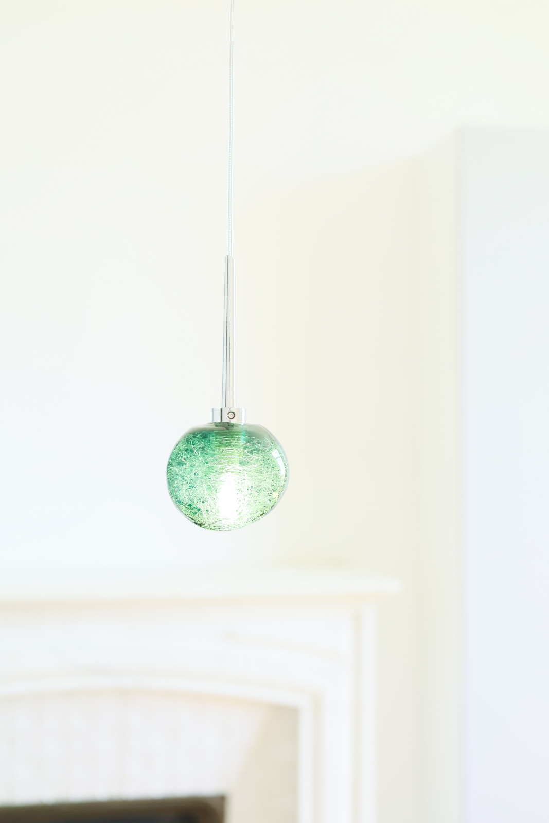 Kleine Hängeleuchte GALET mit bunter Glaskugel, drei Farben, Bild 11 Kleine Hängeleuchte GALET mit bunter Glaskugel, drei Farben, Bild 11