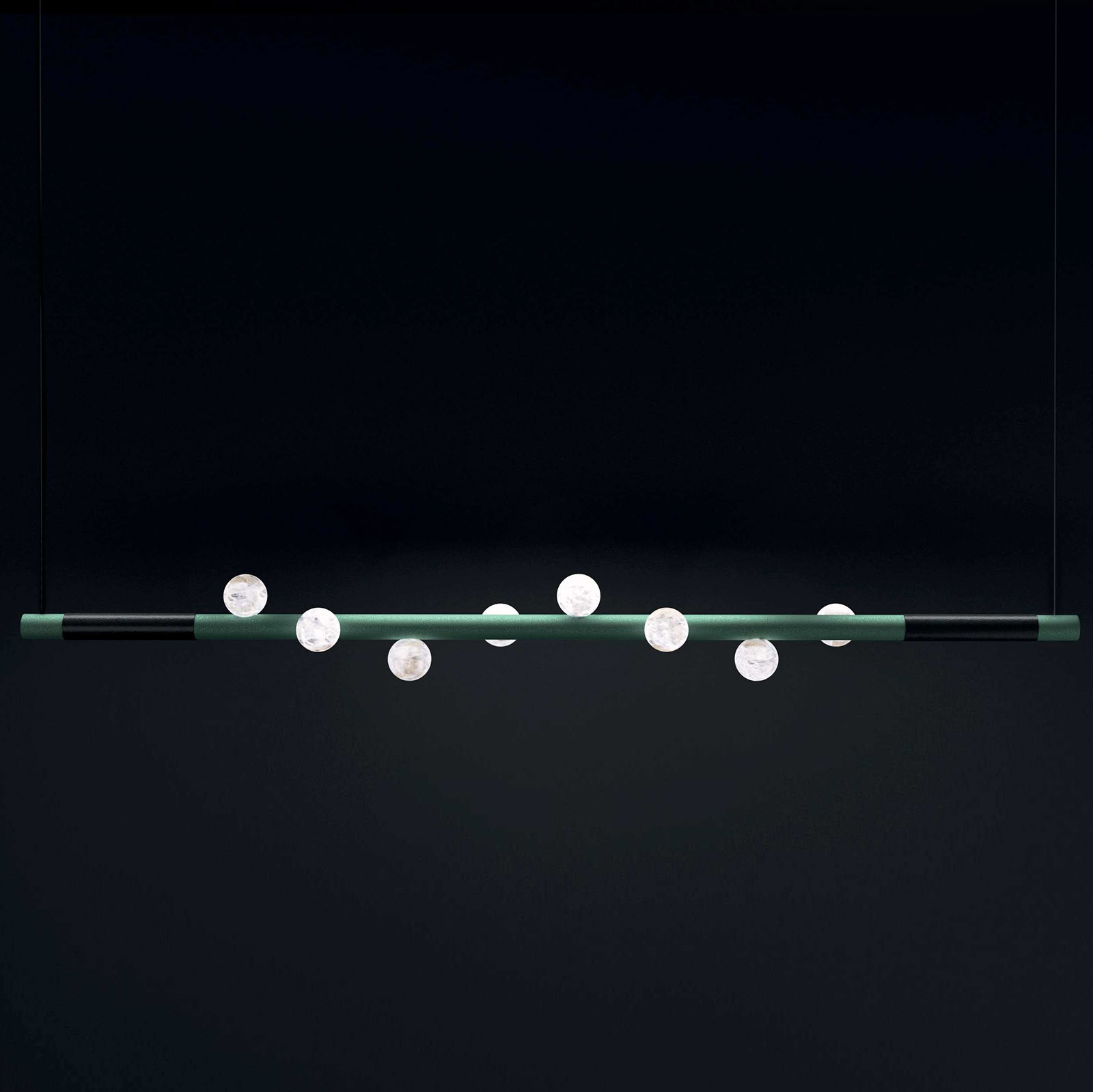 Balken-Hängeleuchte mit acht kleinen Alabaster-Kugeln DEMETRA Balken-Hängeleuchte mit acht kleinen Alabaster-Kugeln DEMETRA