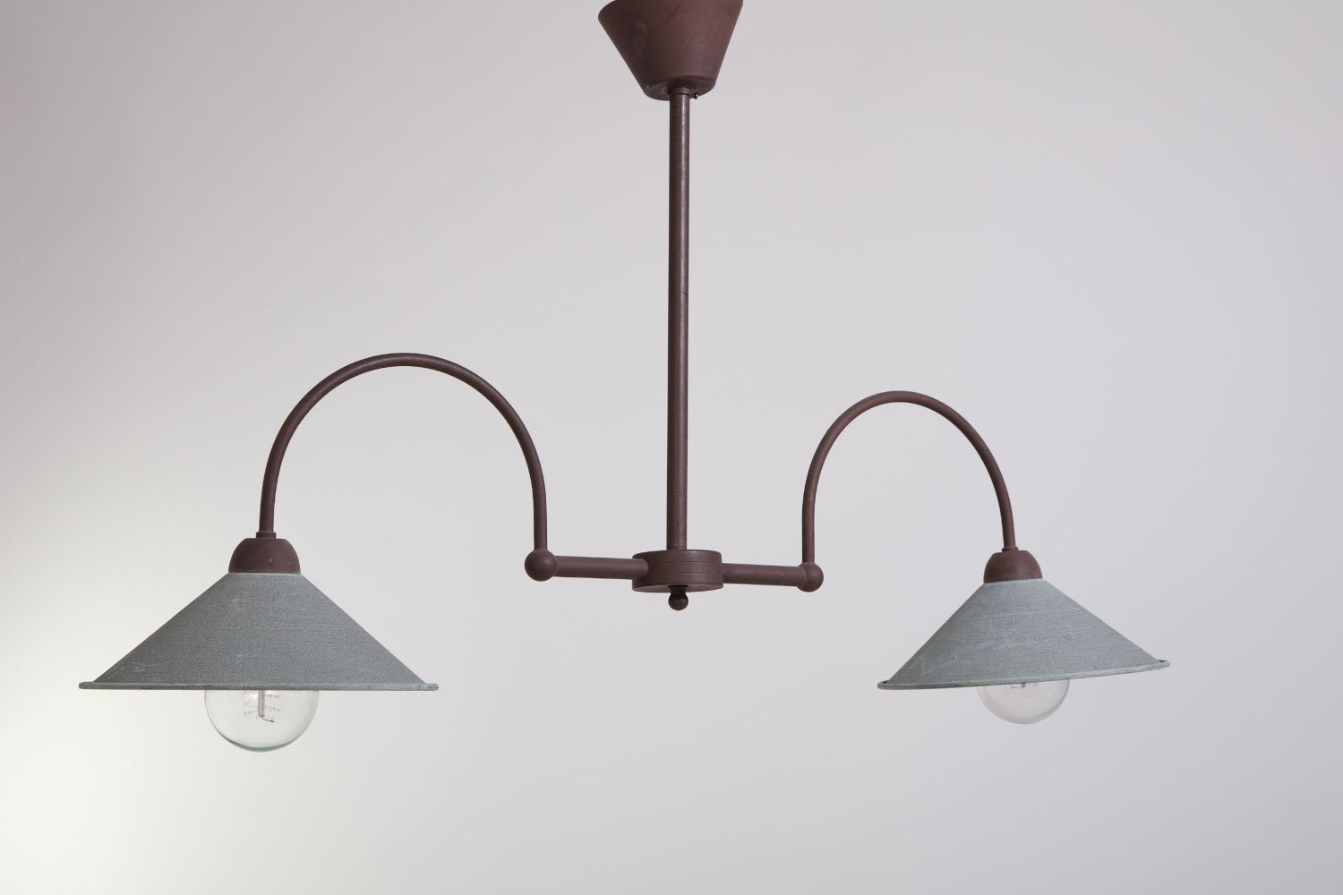 Bild 5: Sonder-Ausführung in Edelrostpatina, Schirme in Alt-Zink (bitte anfragen) Rustikale Doppel-Hängeleuchte für (Billard-)Tische NOUMI: Sonder-Ausführung in Edelrostpatina, Schirme in Alt-Zink (bitte anfragen)