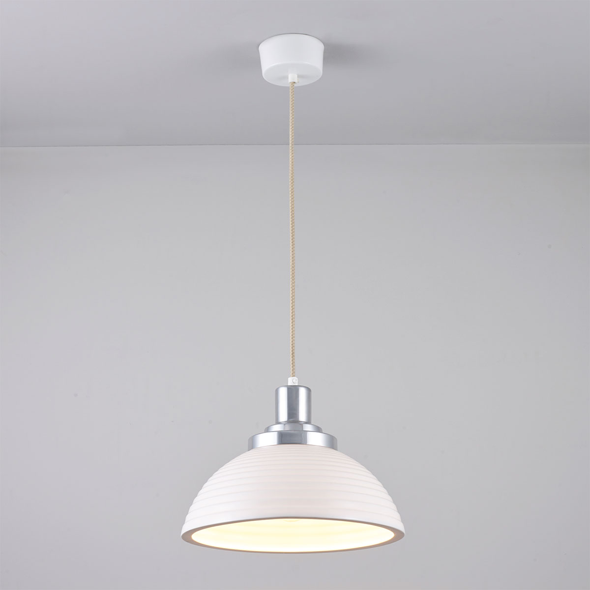 Porzellanschirm-Pendelleuchte aus der Manufaktur COSMO, Bild 7 Porzellanschirm-Pendelleuchte aus der Manufaktur COSMO, Bild 7