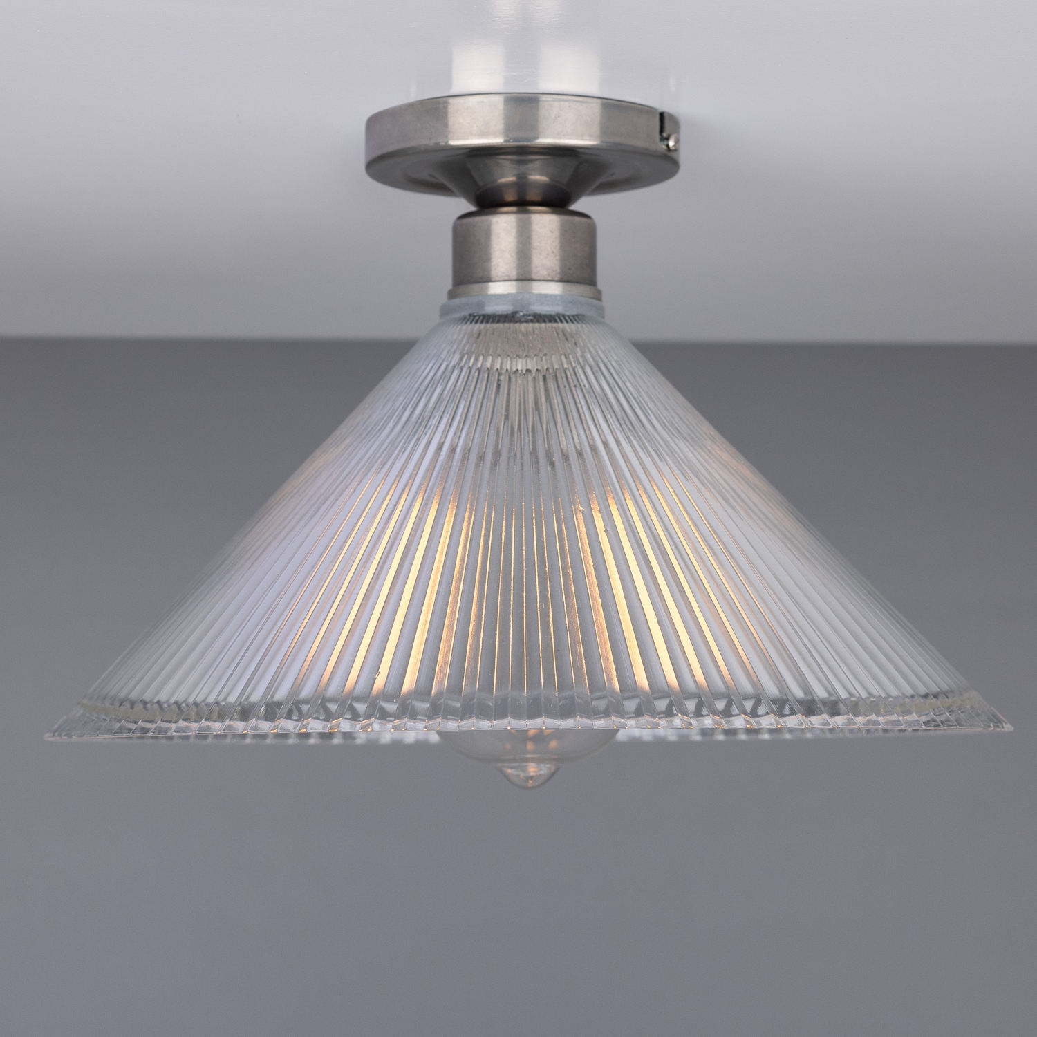 Deckenlampe mit prismatischem Kegel-Glasschirm Ø 30 cm: Alt-silbern patiniert