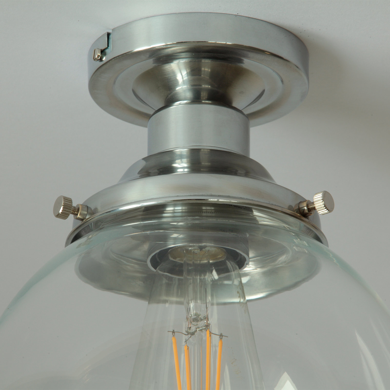Zeitlose Glaskugel-Deckenleuchte in drei Größen Ø 20/25/30 cm: Detail des Glashalters in Chrom satiniert (Ø 20 cm)
