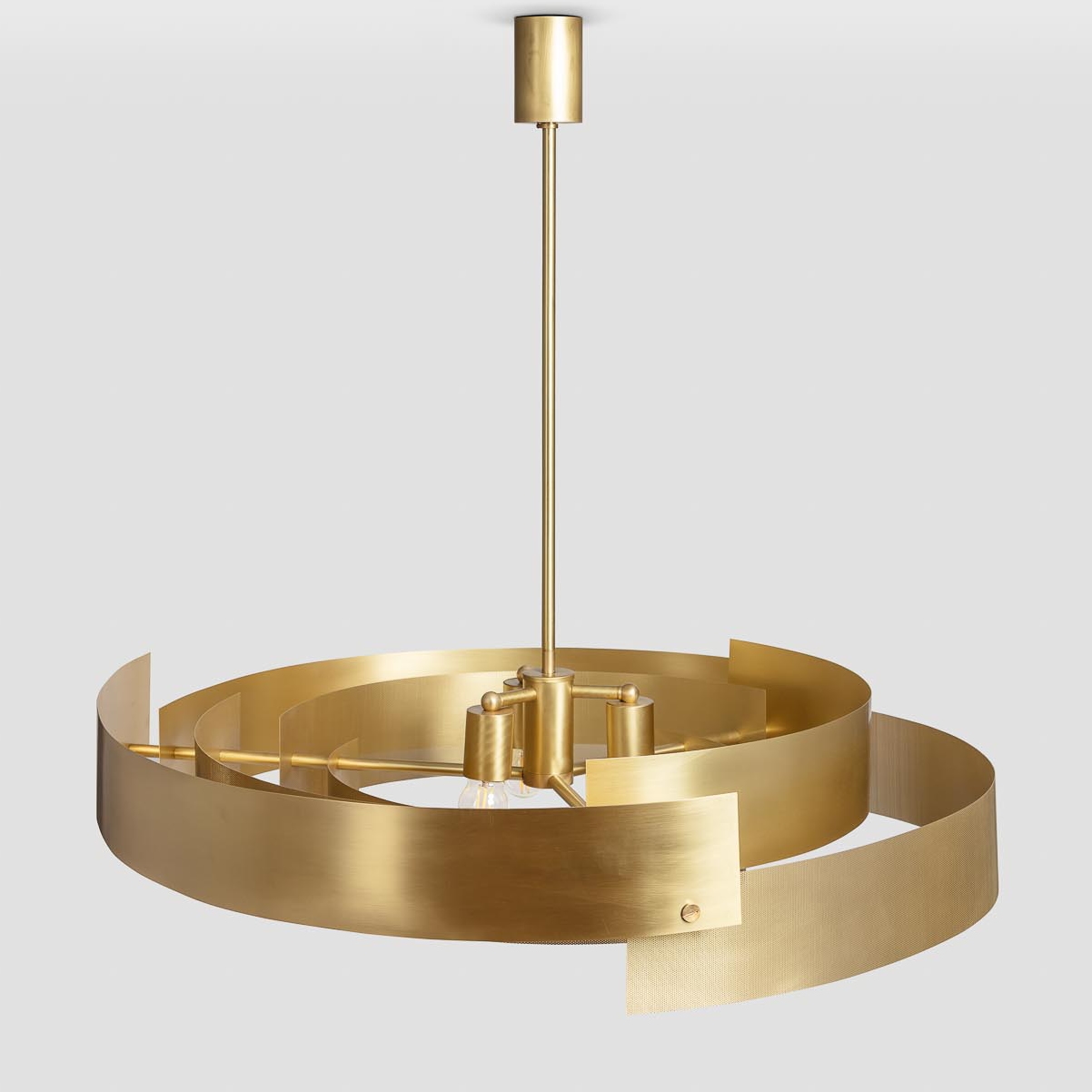 Handgefertigte Design-Hängeleuchte mit perforierten Messing-Blenden (80 cm) Handgefertigte Design-Hängeleuchte mit perforierten Messing-Blenden (80 cm)