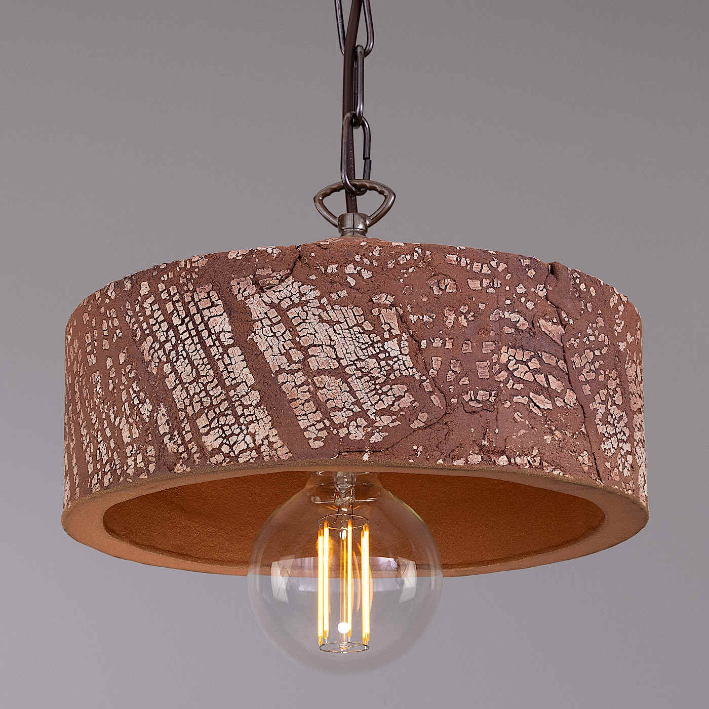 Pendelleuchte mit zylindrischem Terrakotta-Schirm, Ø 28 cm: Alt-Messing patiniert