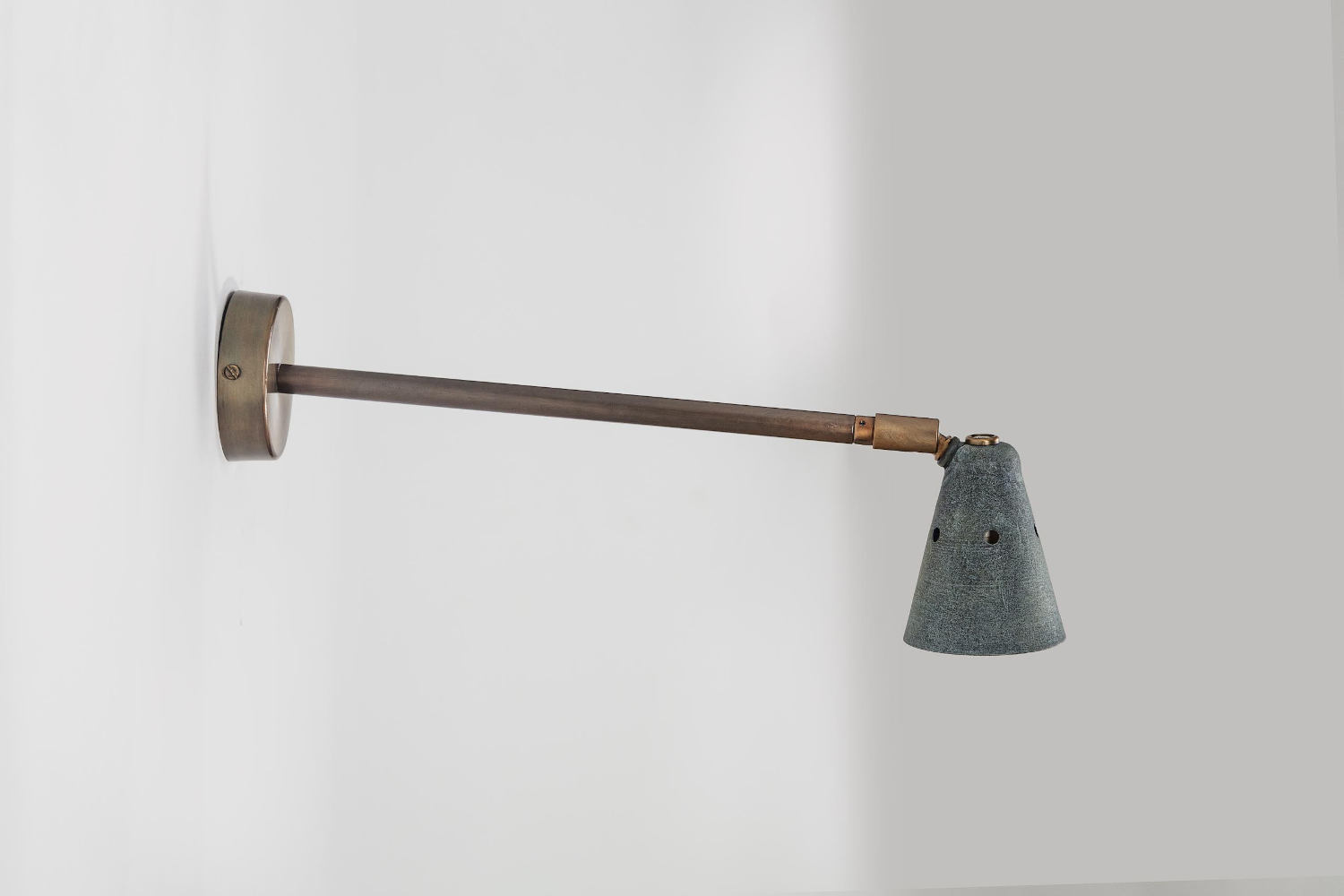 Bild 7: Schirm in Alt-Zink mit Wandarm in Messing geätzt Handgefertigter Strahler mit 35 cm-Wandarm ROTISSE: Schirm in Alt-Zink mit Wandarm in Messing geätzt