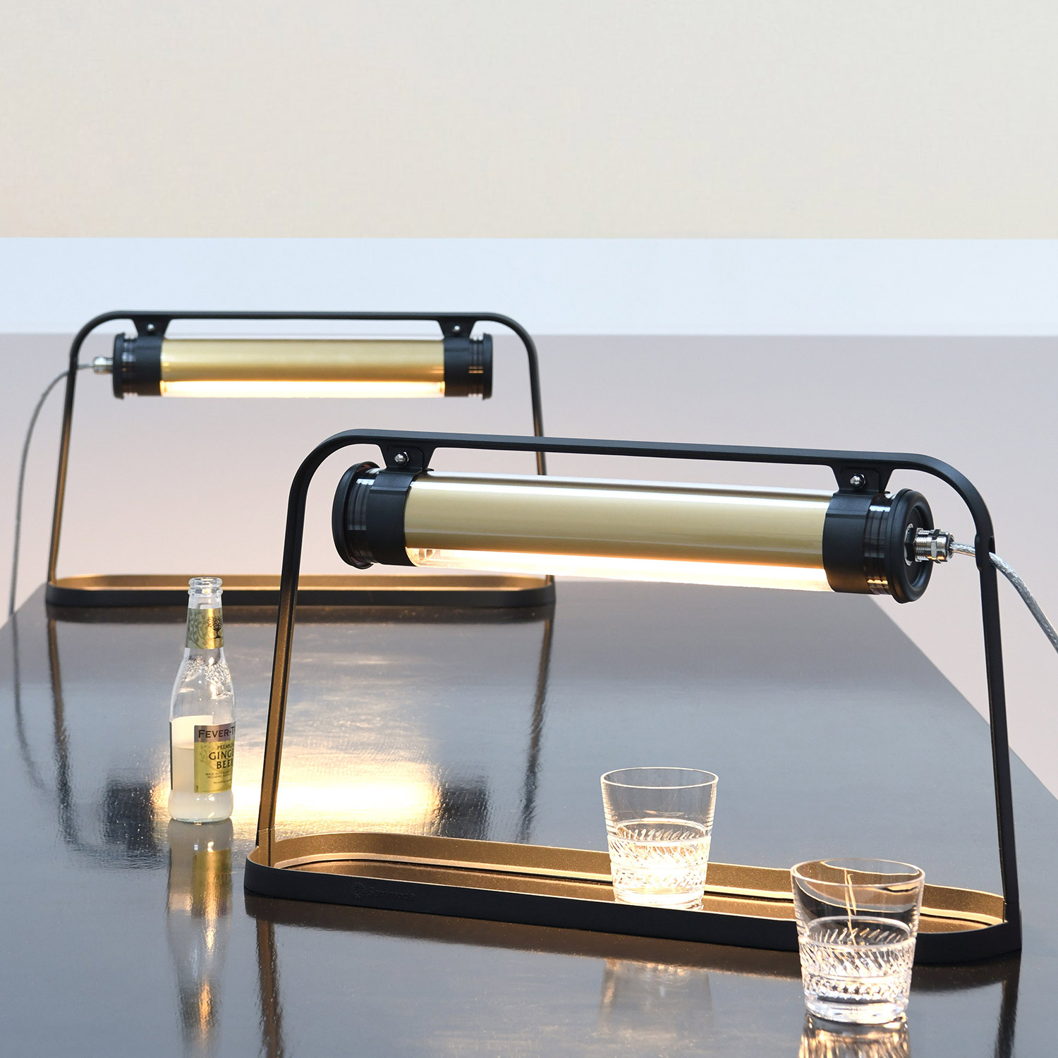 Design-Tischleuchte ASTRUP mit Acrylglasröhre und IP68: Design-Tischleuchte ASTRUP, hier in Schwarz mit messingfarbenem Reflektor