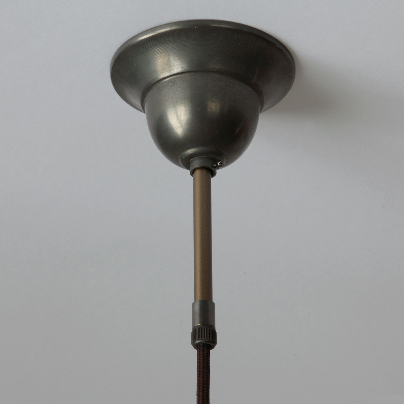 Kleine Pendelleuchte mit opalem Becher-Glasschirm (Ø 15 cm): Baldachin in der Messing-Oberfläche „dunkel handpatiniert (brüniert)“