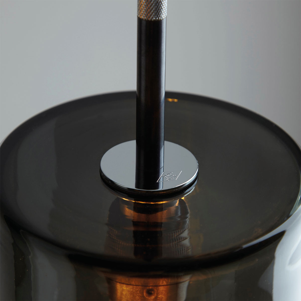 Pendelleuchten mit dunklem Rauchglas-Zylinder BROMPTON: Verchromter Glashalter mit Zugentlastung, schönes schwarzes Kabel mit Baumwoll-Mantel