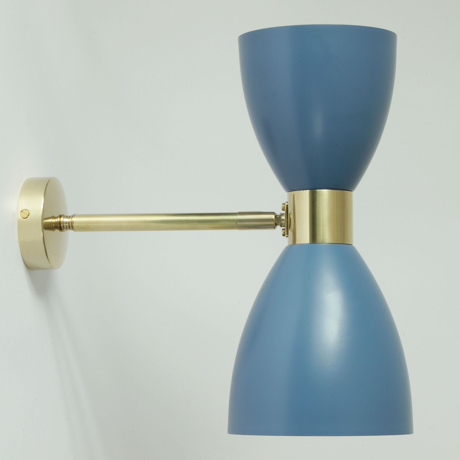 Delightful 1950s Style Wall Sconce with Tapered Twin Shade: Schirmfarbe außen: RAL 5023, innen Blattgold, Messing hell brüniert