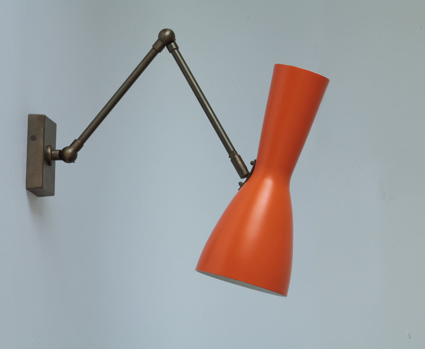 Bild 13: Schirm in RAL 2004 Reinorange (innen weiß), Halterung in Messing dunkel brüniert Italienische Mid Century-Wandleuchte mit Messing-Gelenkarm: Schirm in RAL 2004 Reinorange (innen weiß), Halterung in Messing dunkel brüniert