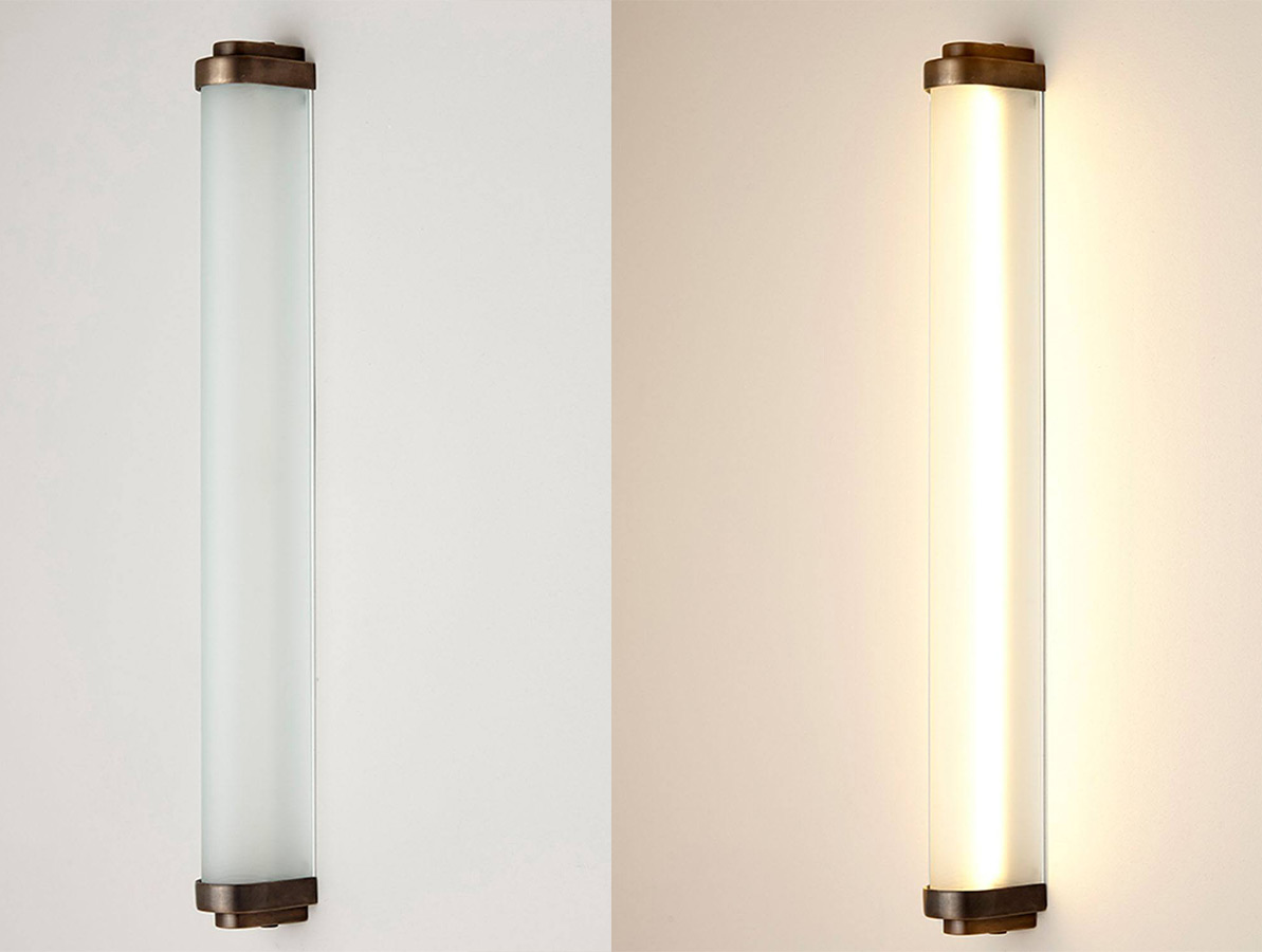 Schmale LED-Wandleuchte für Badspiegel in drei Größen: Modell 3 (60 cm hoch) in Messing patiniert, aus- und eingeschaltet fotografiert